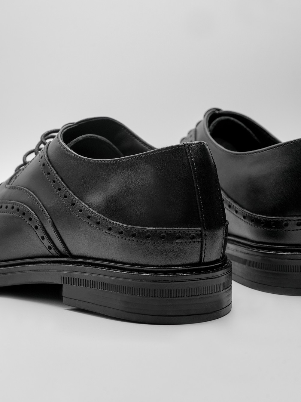 Zapato de vestir de piel picado