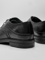 Zapato de vestir de piel picado