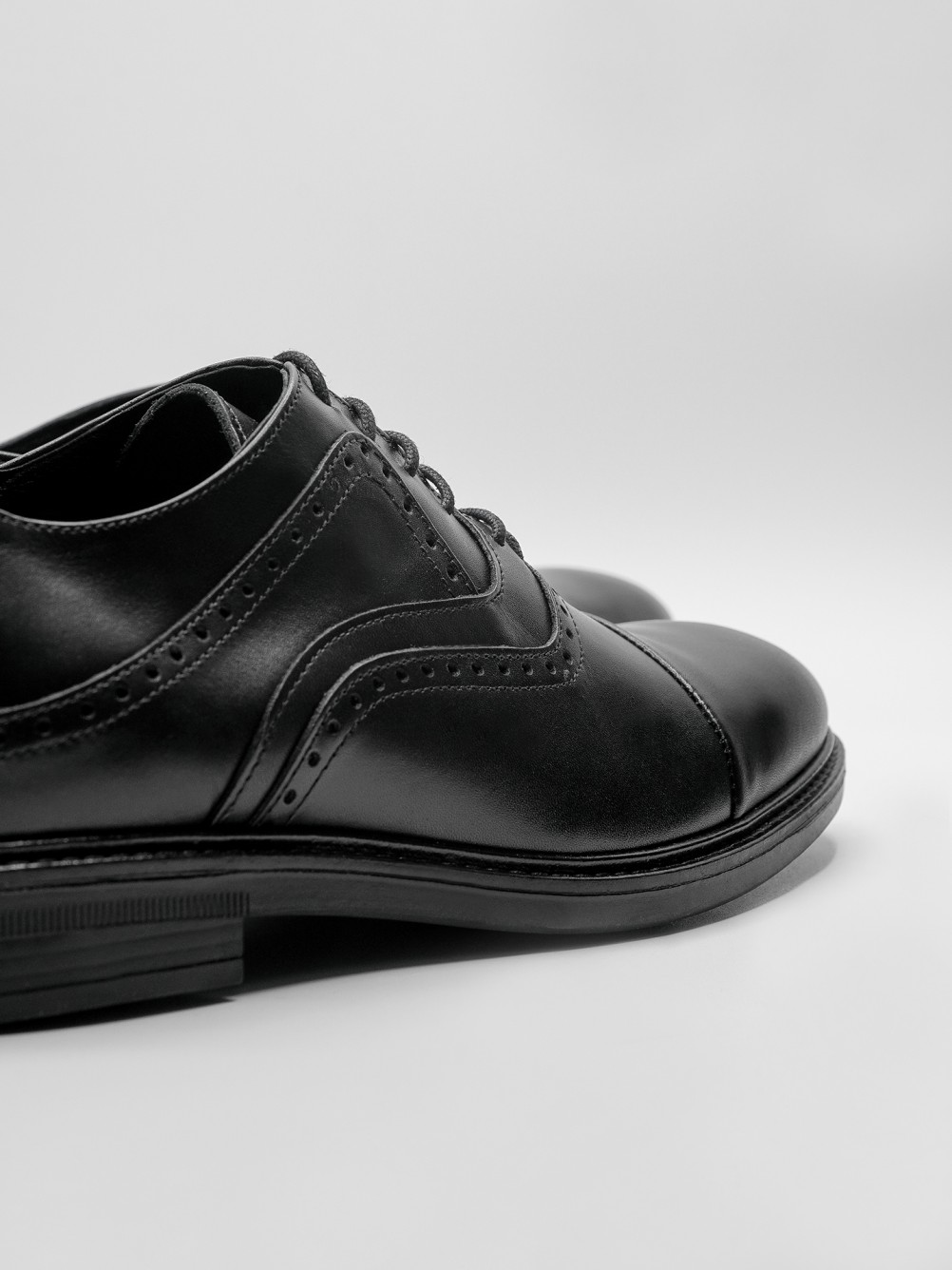 Zapato de vestir de piel picado