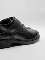Zapato de vestir de piel picado