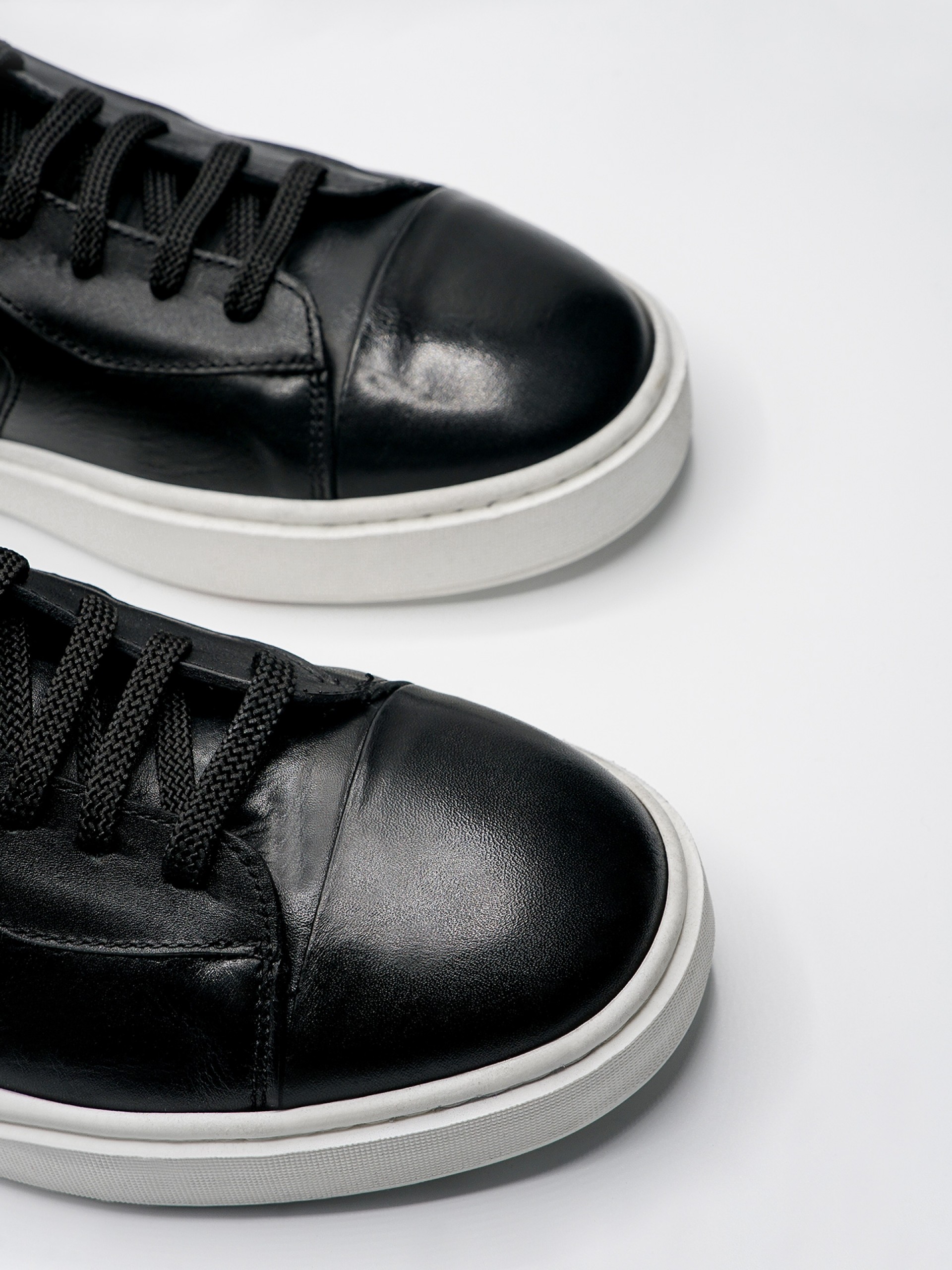 Deportivo de piel de tacón con cremallera