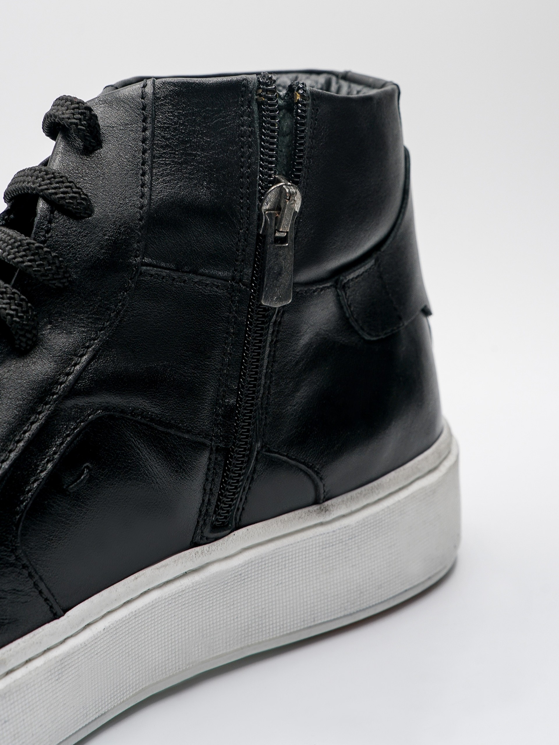 Deportivo de piel de tacón con cremallera