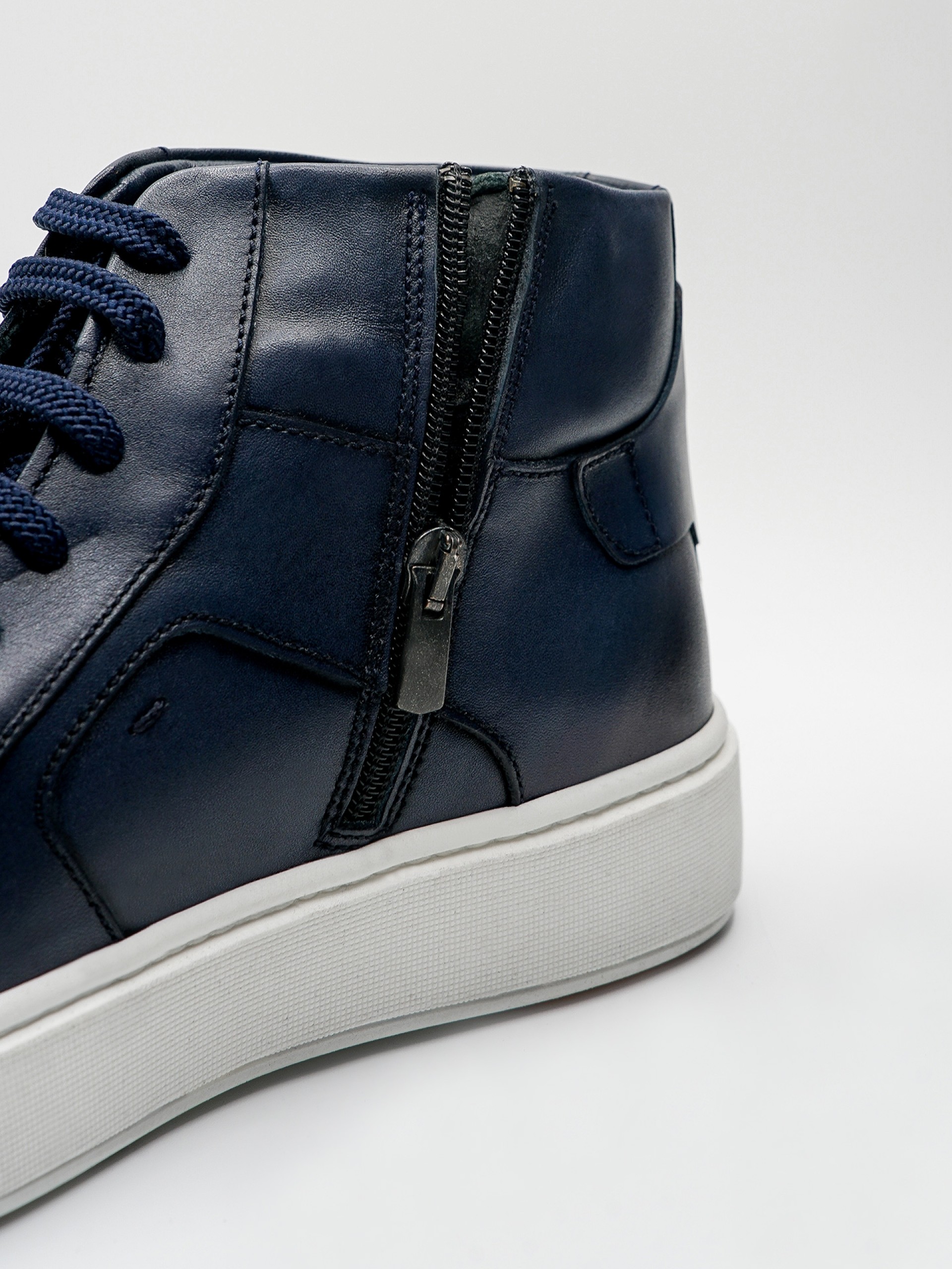 Sapatilha de cano-alto em pele com fecho