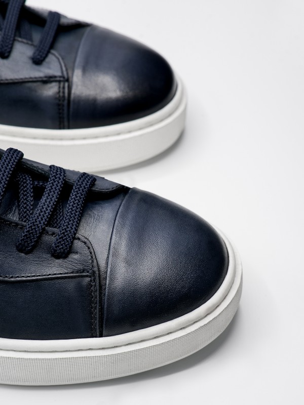 Sapatilha de cano-alto em pele com fecho Sapatilha de cano-alto em pele com fecho