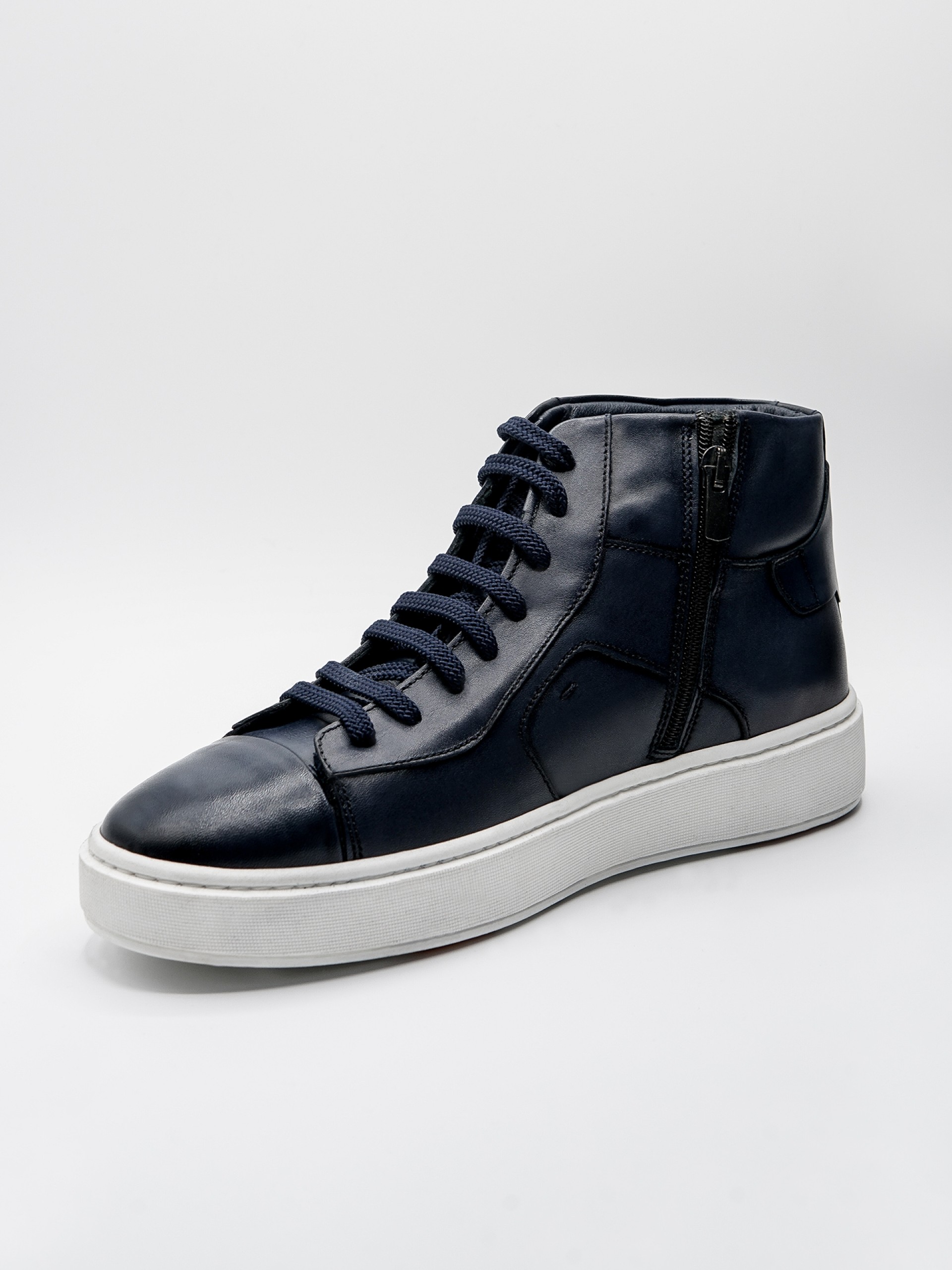 Sapatilha de cano-alto em pele com fecho