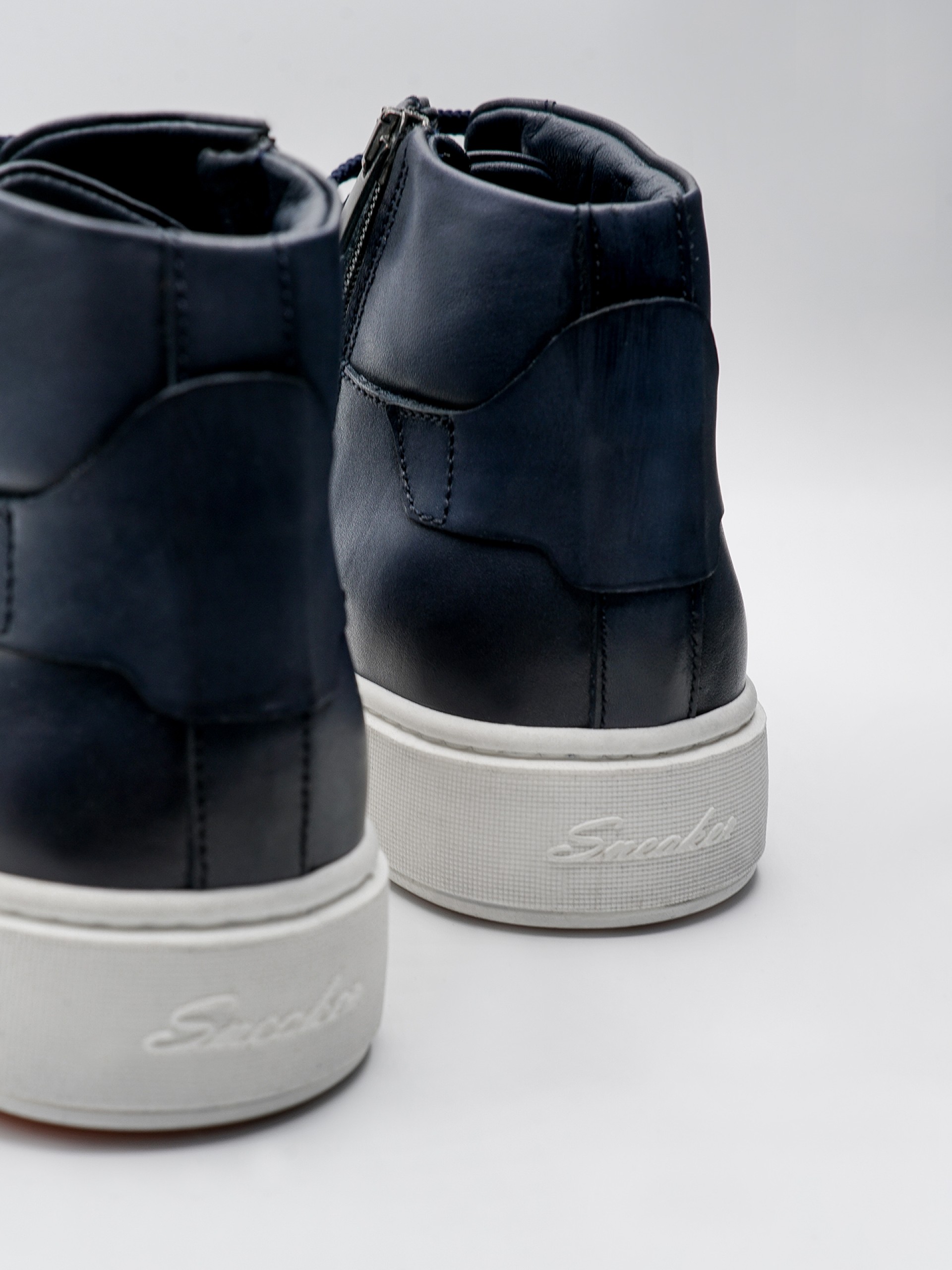 Sapatilha de cano-alto em pele com fecho