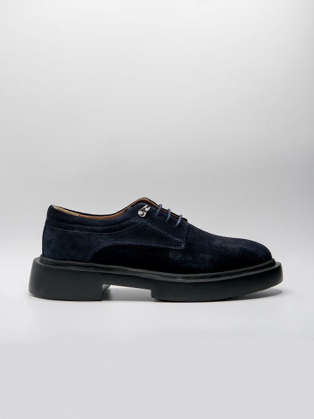 Sapato de pele camur�a sola ultraleve
