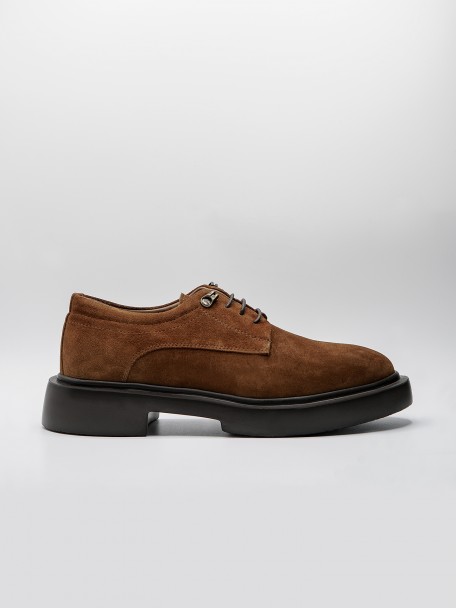Sapato de pele camur�a sola ultraleve