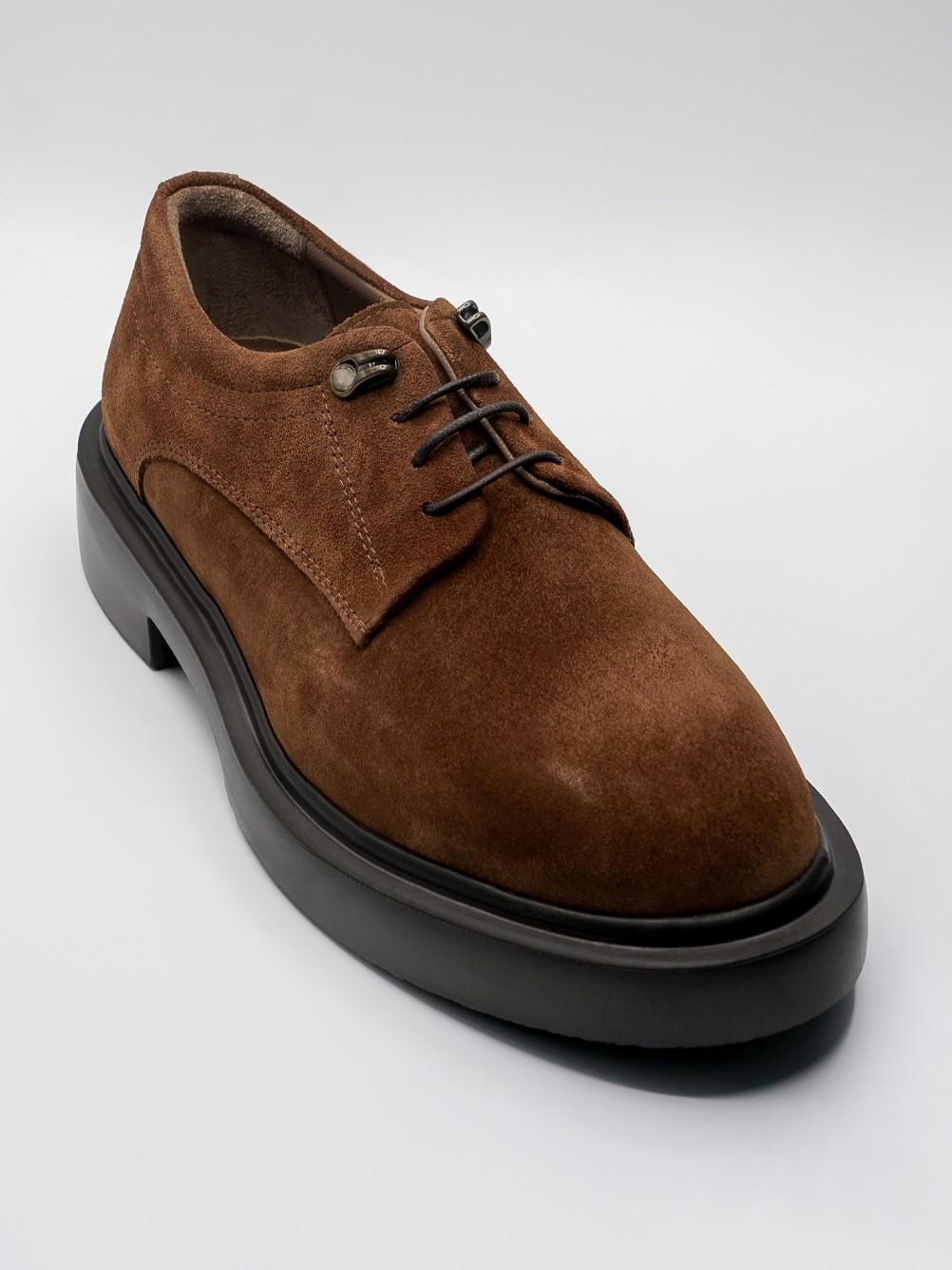 Sapato de pele camur�a sola ultraleve