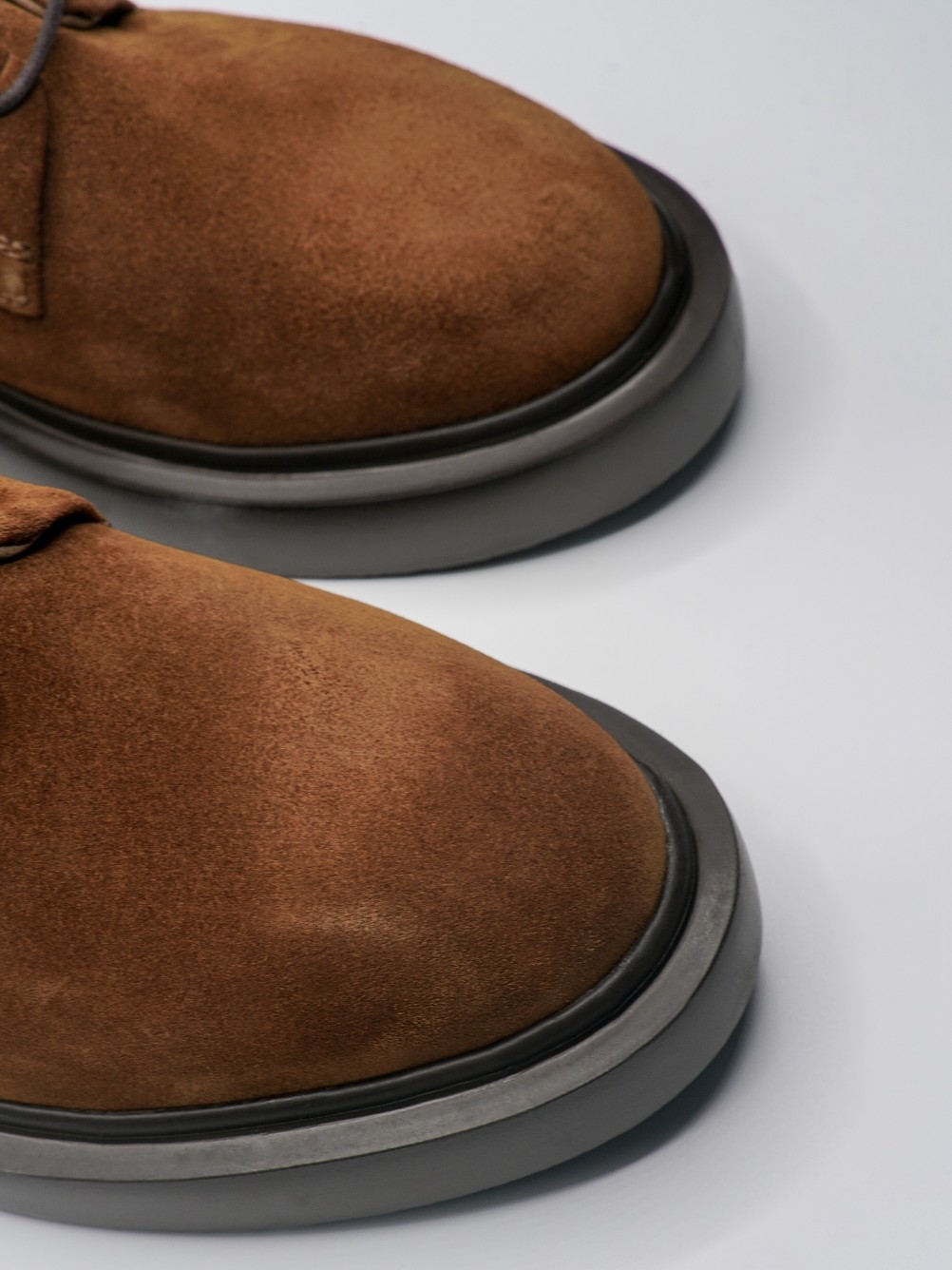 Sapato de pele camur�a sola ultraleve