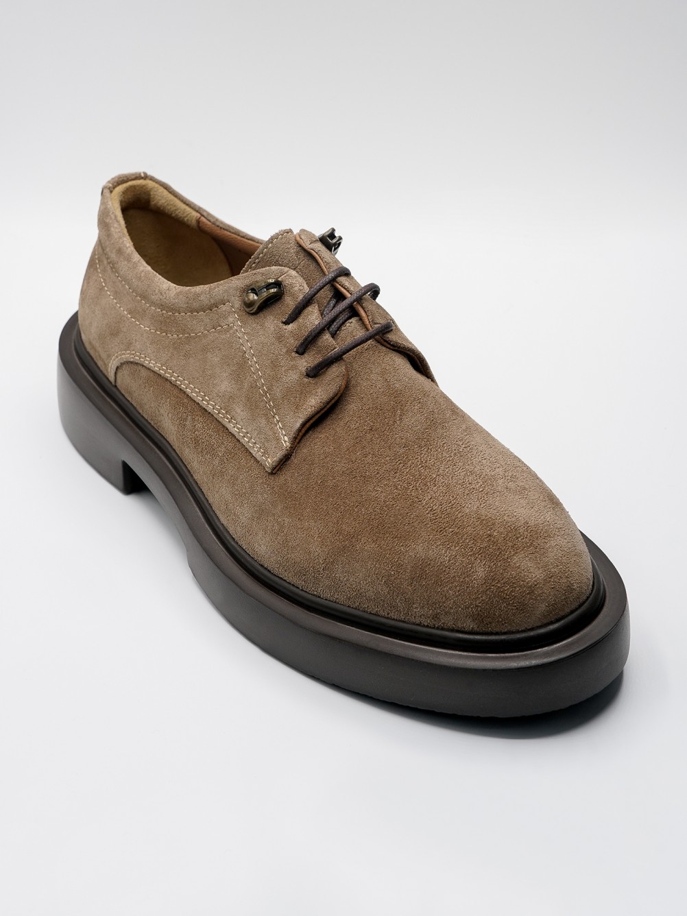 Sapato de pele camur�a sola ultraleve