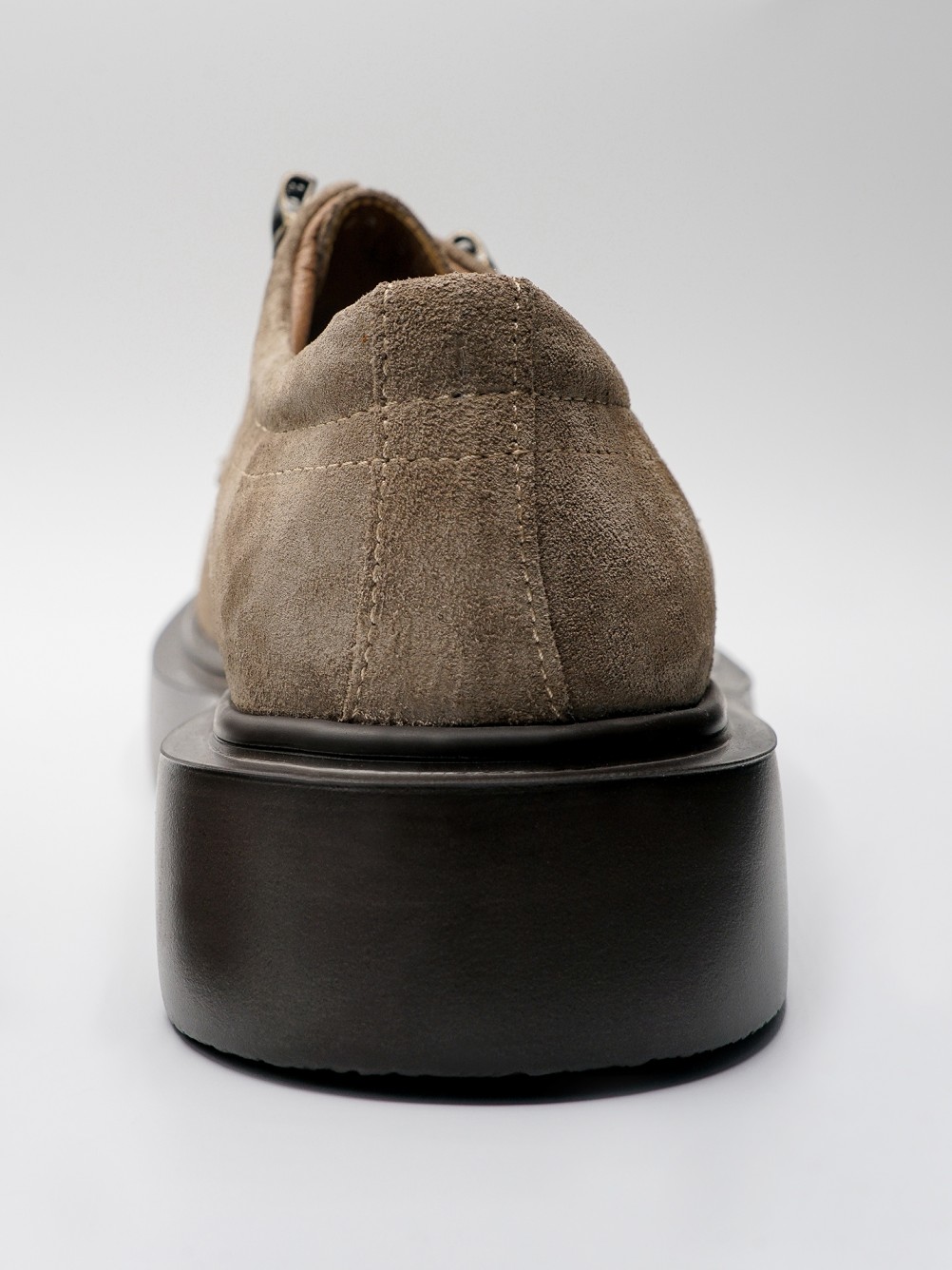 Sapato de pele camur�a sola ultraleve
