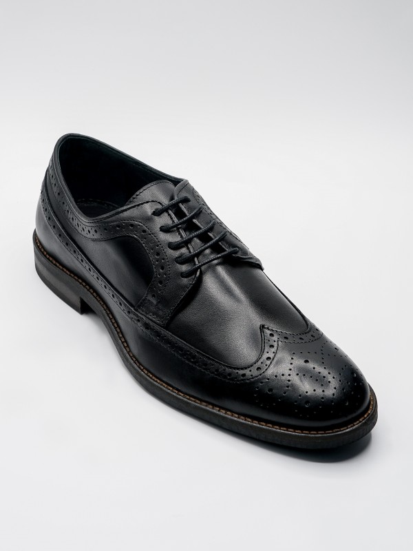 Sapato elegante de pele picado Sapato elegante de pele picado