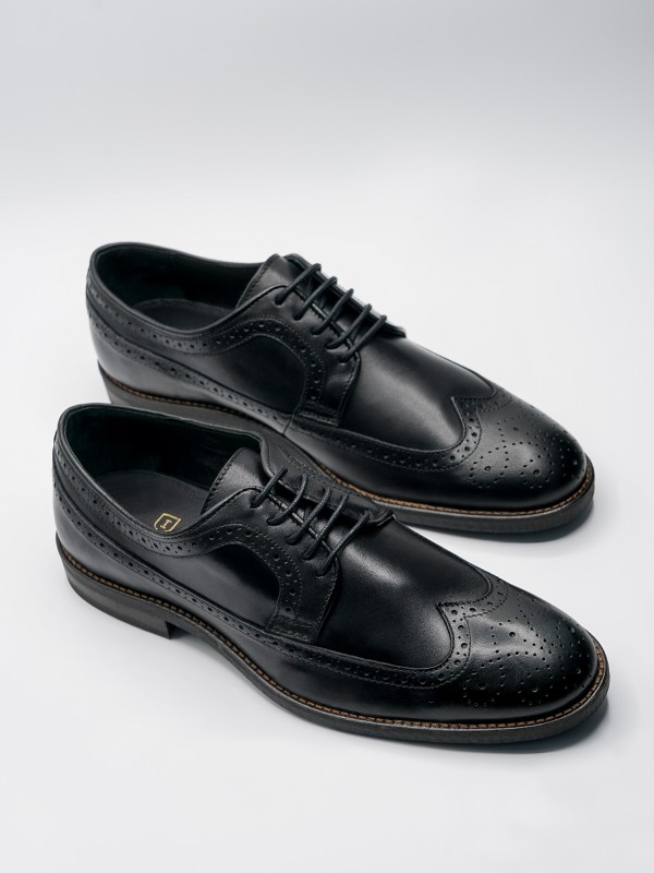 Sapato elegante de pele picado Sapato elegante de pele picado