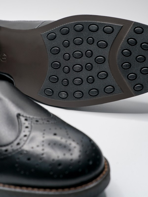 Sapato elegante de pele picado Sapato elegante de pele picado