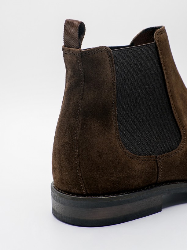 Elastic suede leather chelsea boots