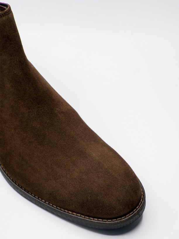 Elastic suede leather chelsea boots