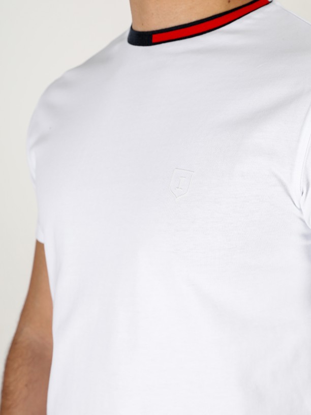 T-shirt lisa de algodão gola a contrastar