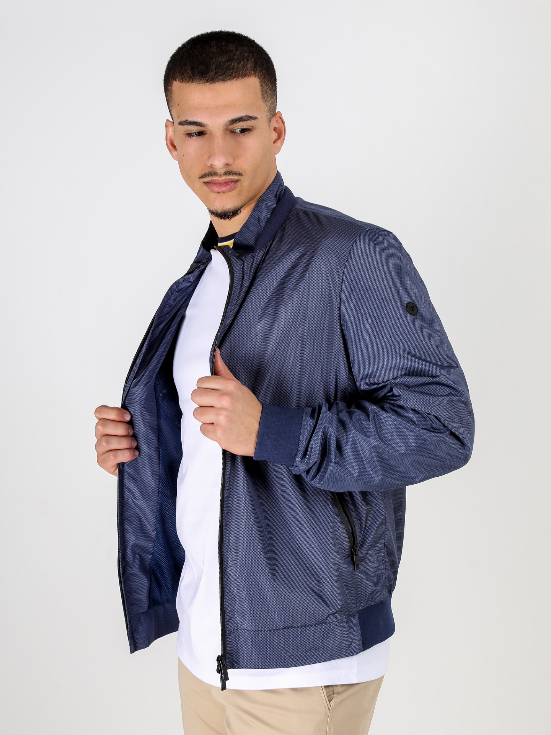 Chaqueta técnica ligera con estampado