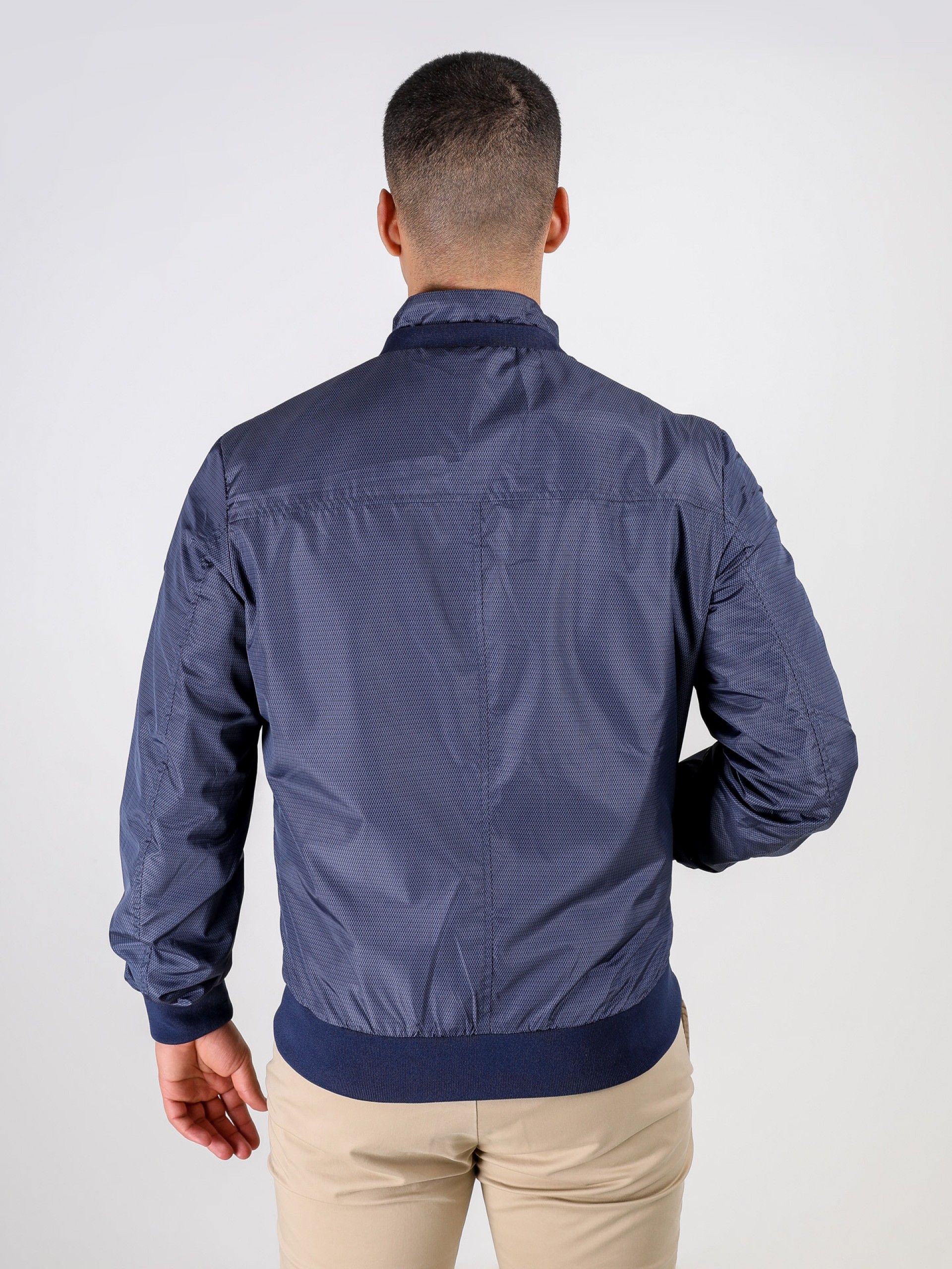 Chaqueta técnica ligera con estampado