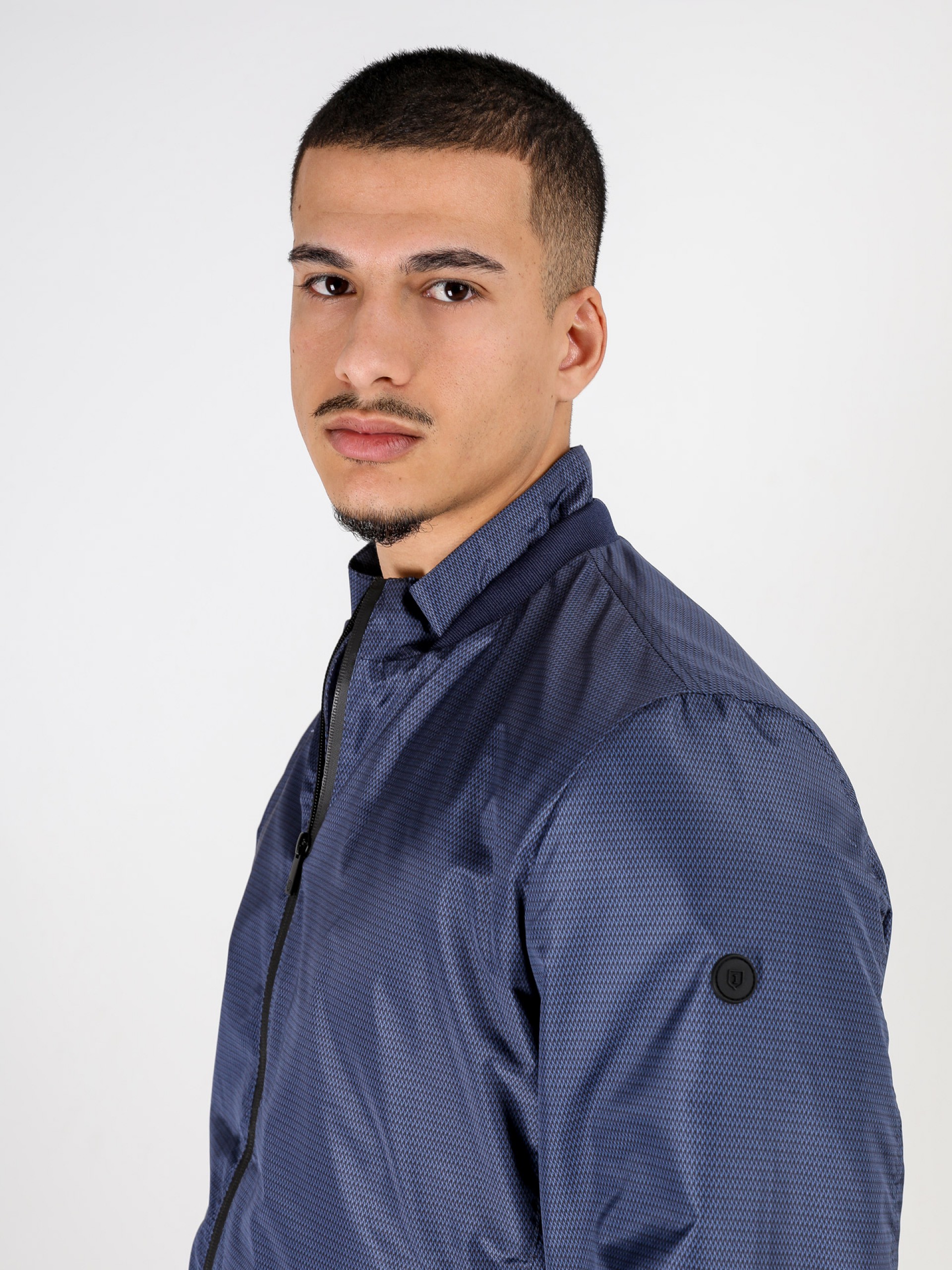 Chaqueta técnica ligera con estampado