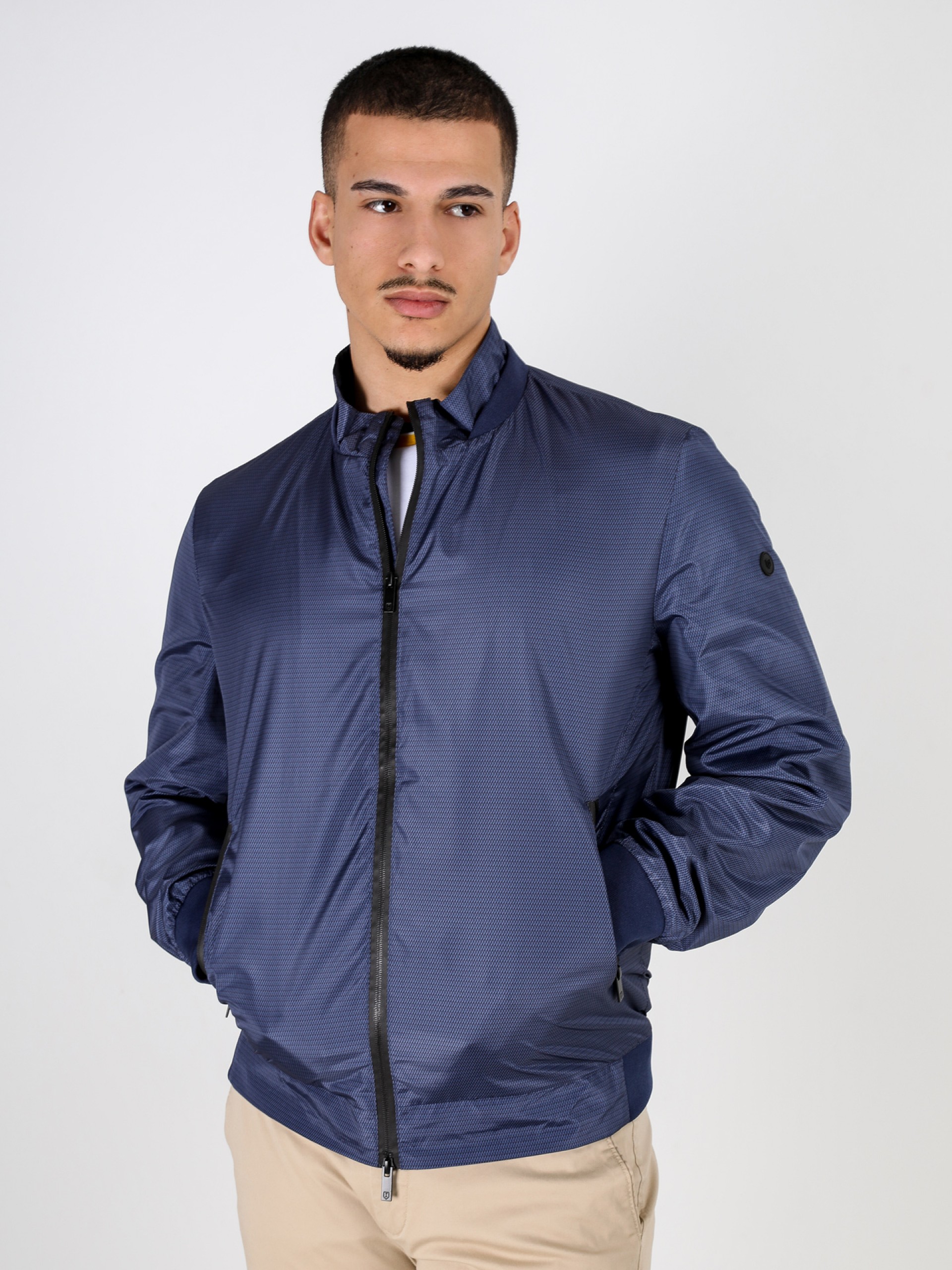 Chaqueta técnica ligera con estampado