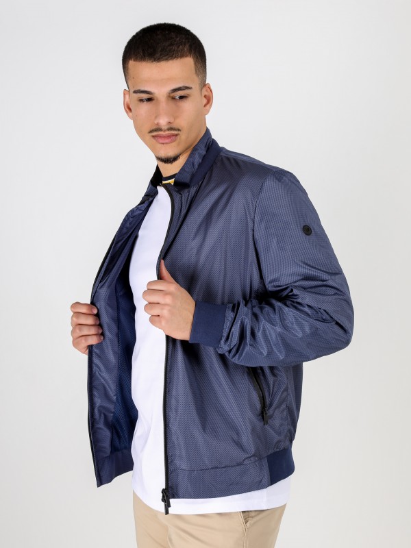 Blusão leve técnico com padrão Blusão leve técnico com padrão