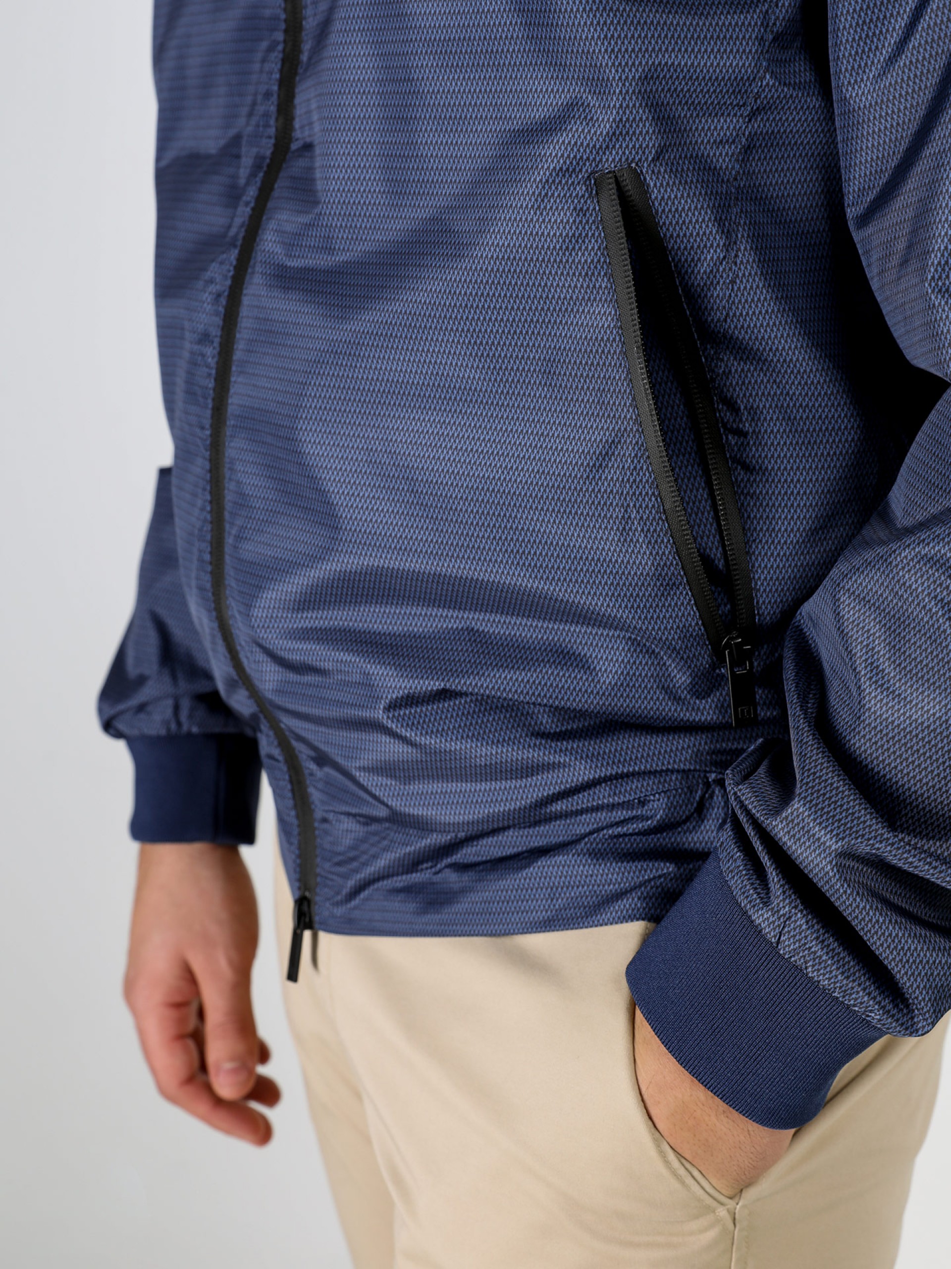 Chaqueta técnica ligera con estampado