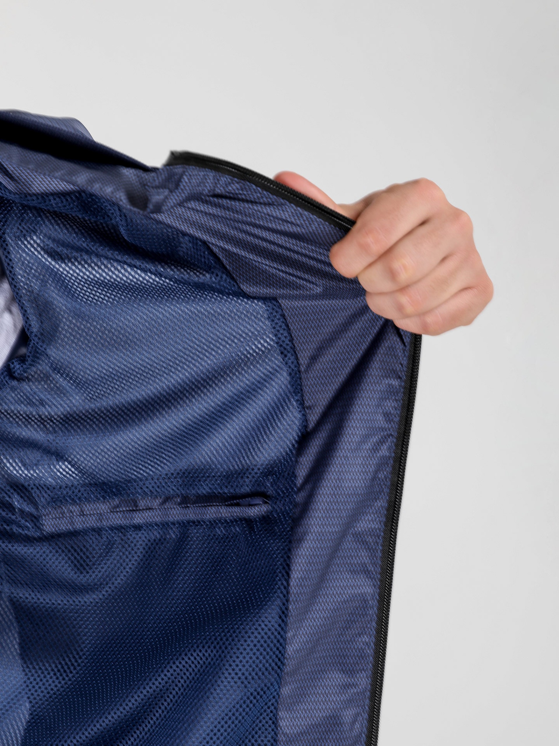 Chaqueta técnica ligera con estampado