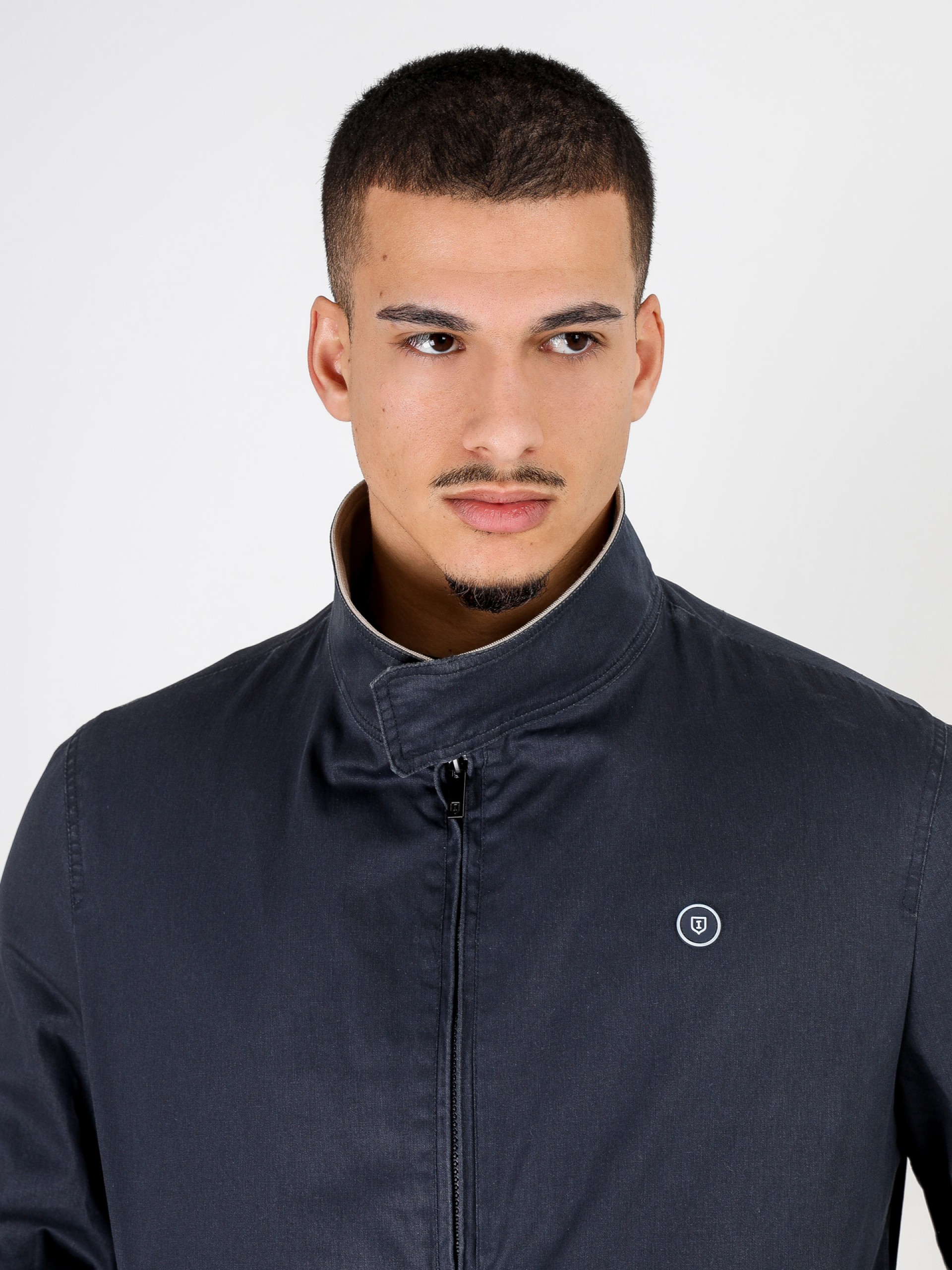 Blusão liso de algodão com gola levantada