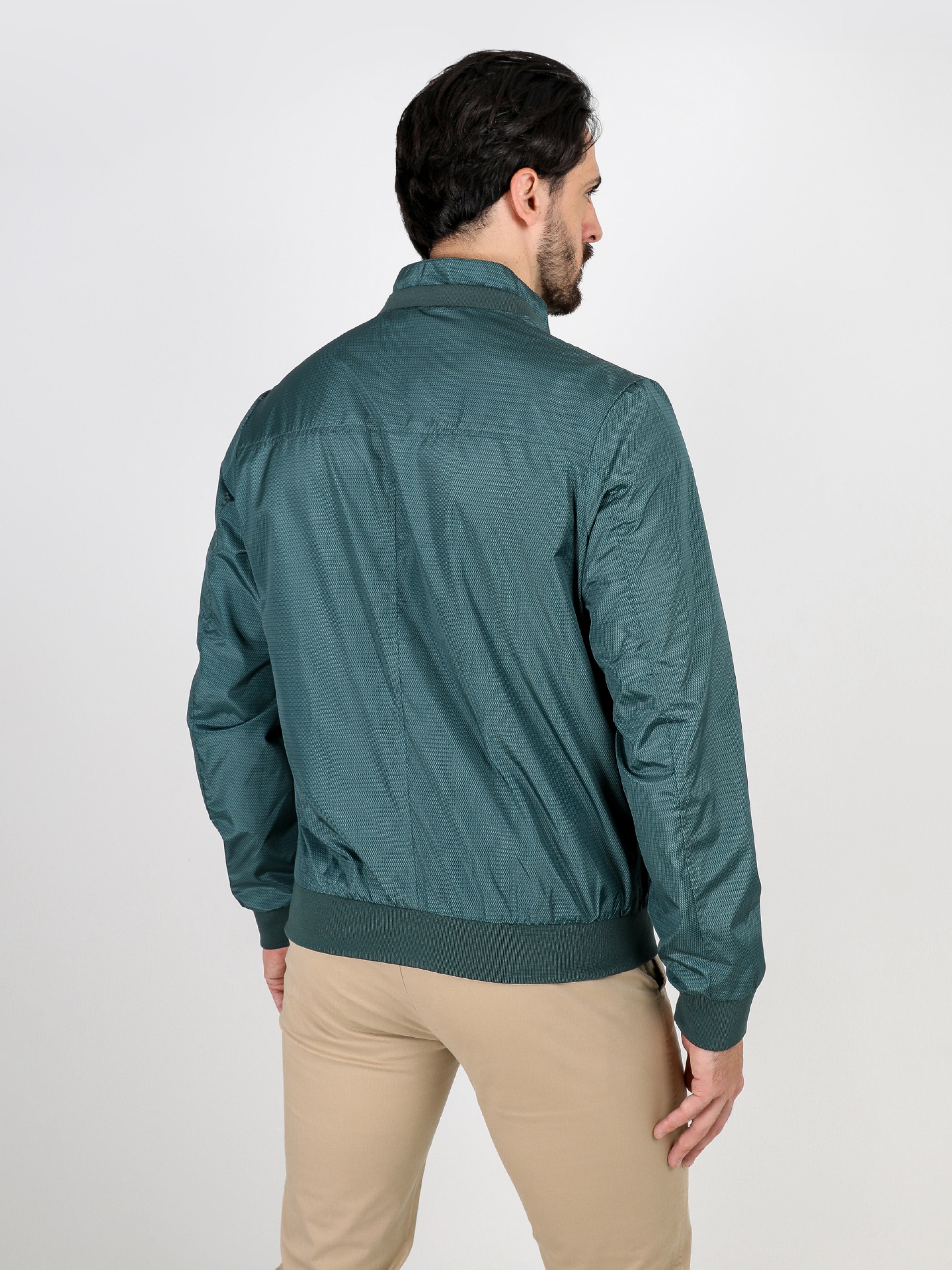 Chaqueta técnica ligera con estampado