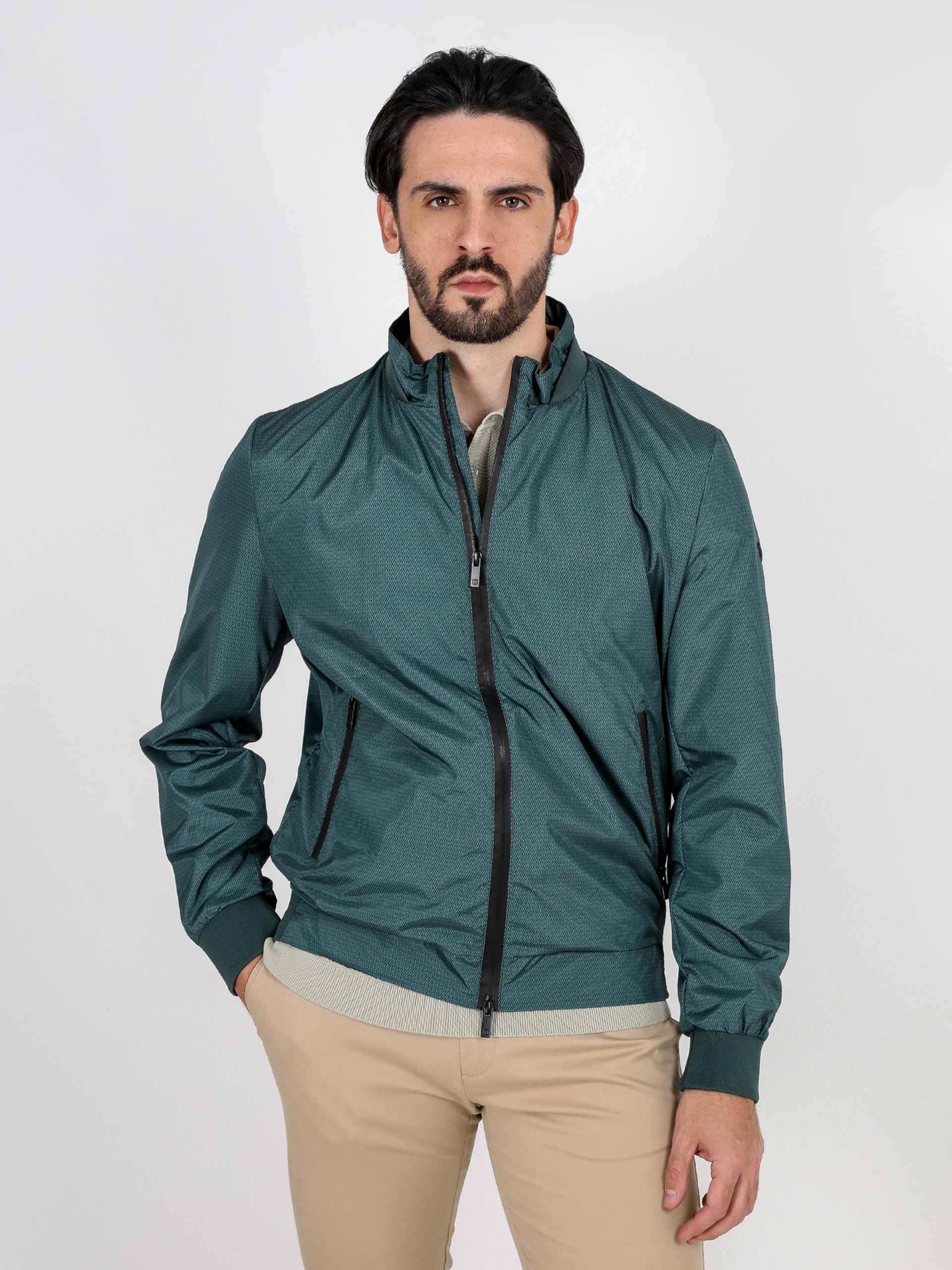 Chaqueta técnica ligera con estampado