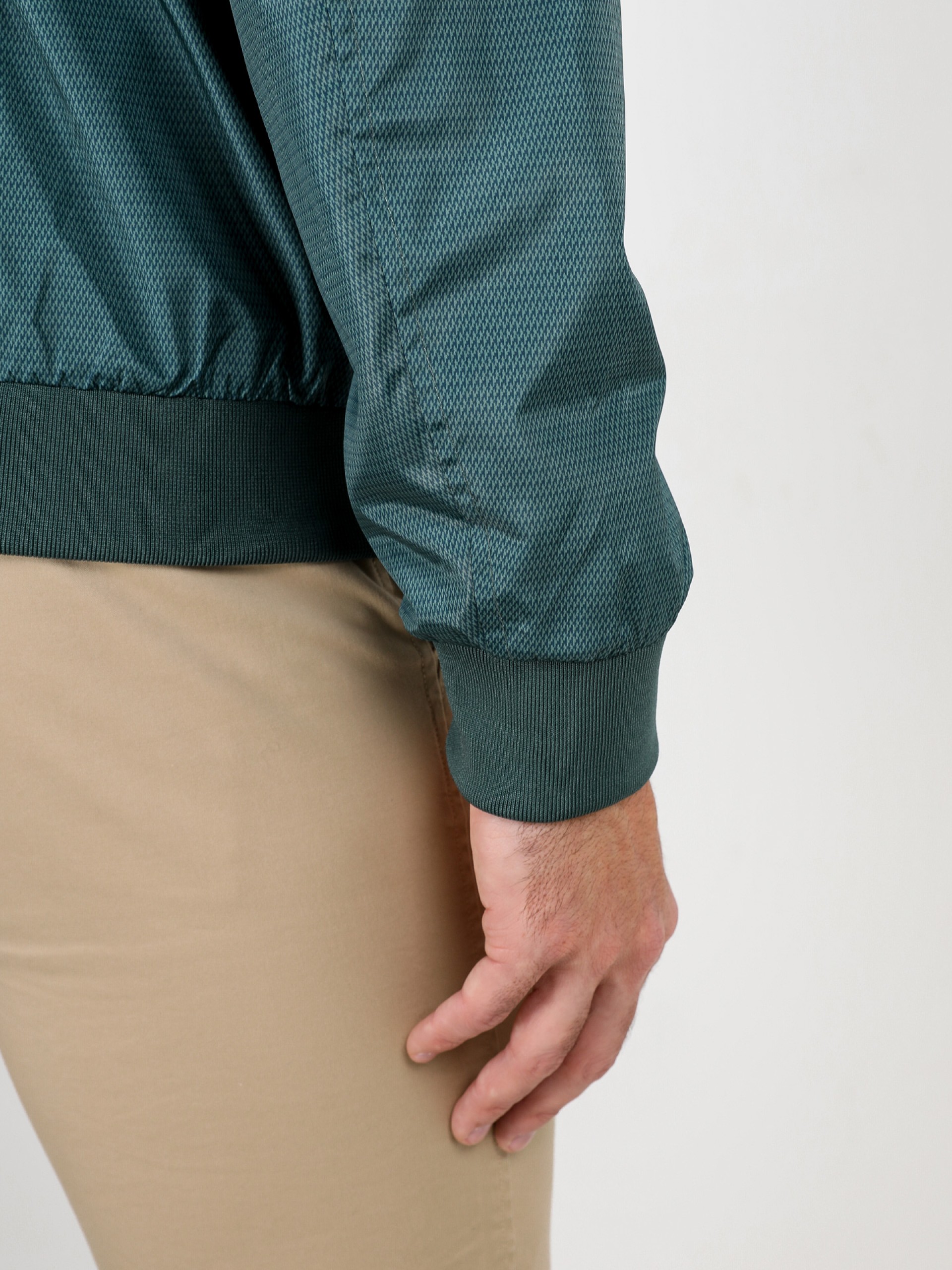 Chaqueta técnica ligera con estampado