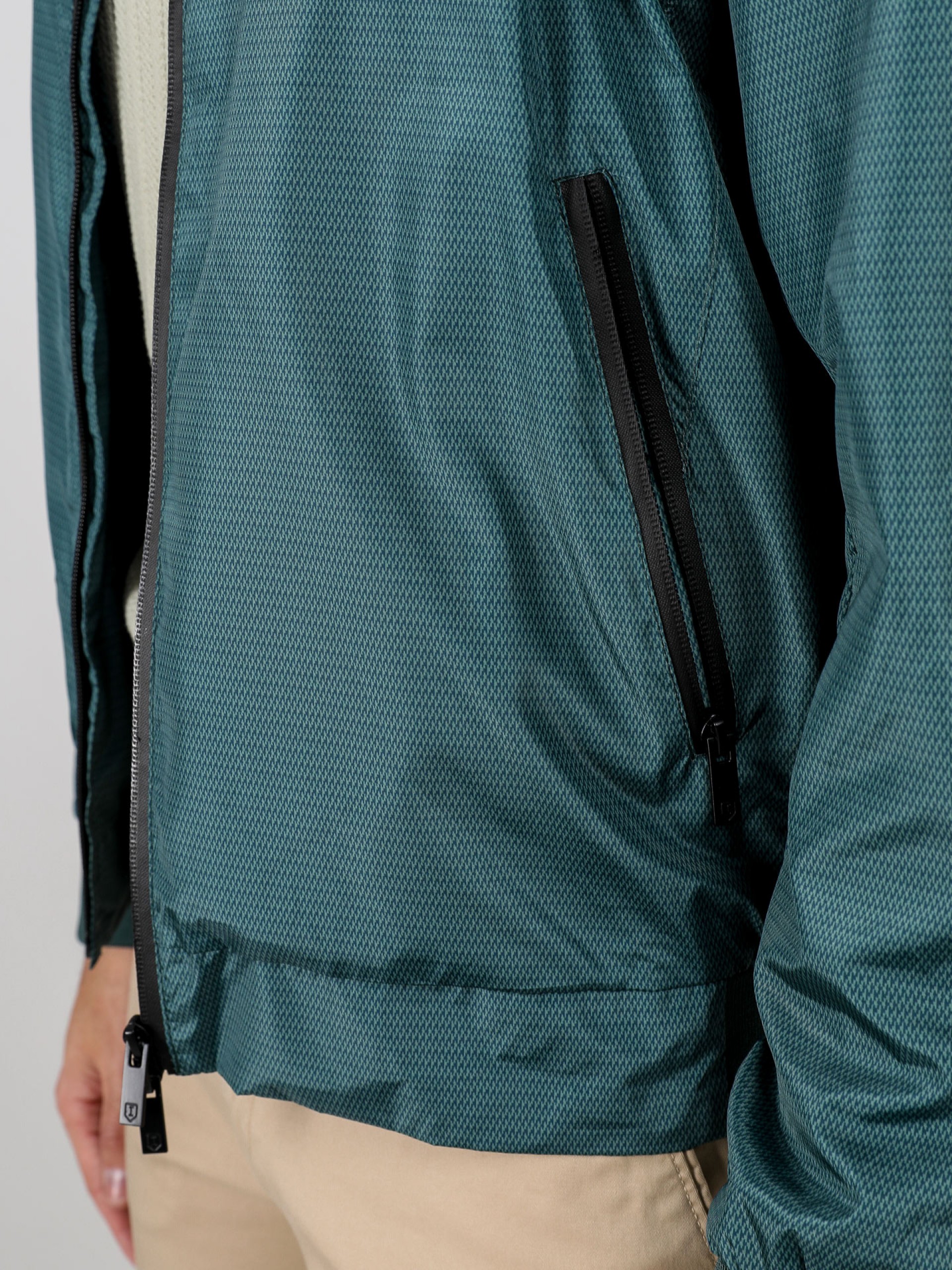 Chaqueta técnica ligera con estampado