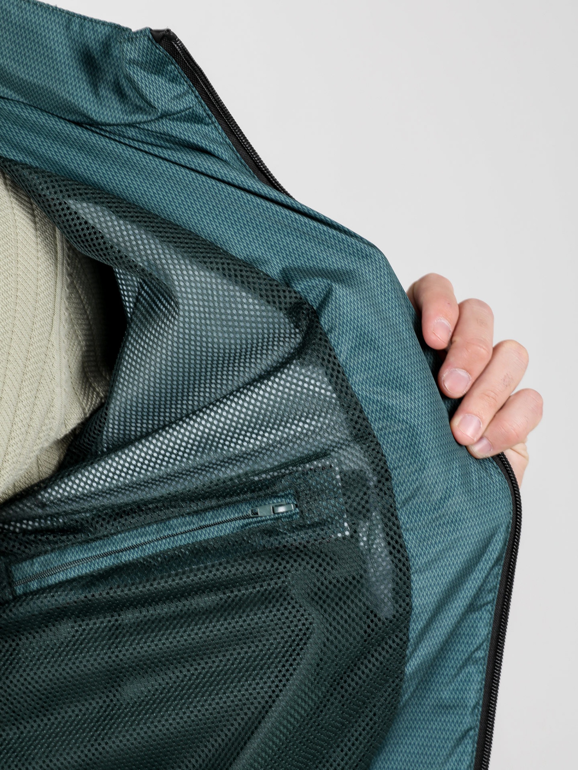 Chaqueta técnica ligera con estampado