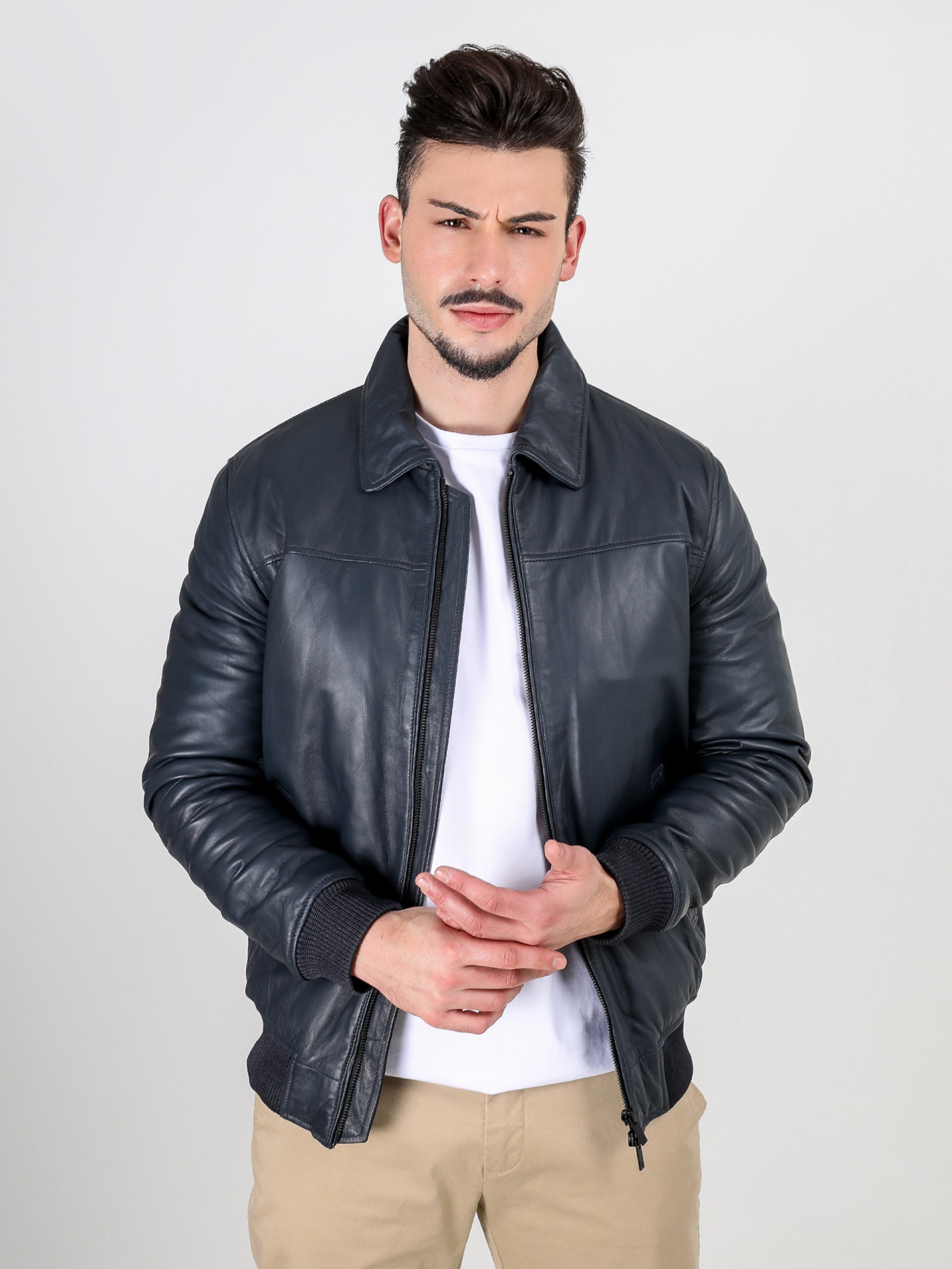 Leather jacket with removable fur collar