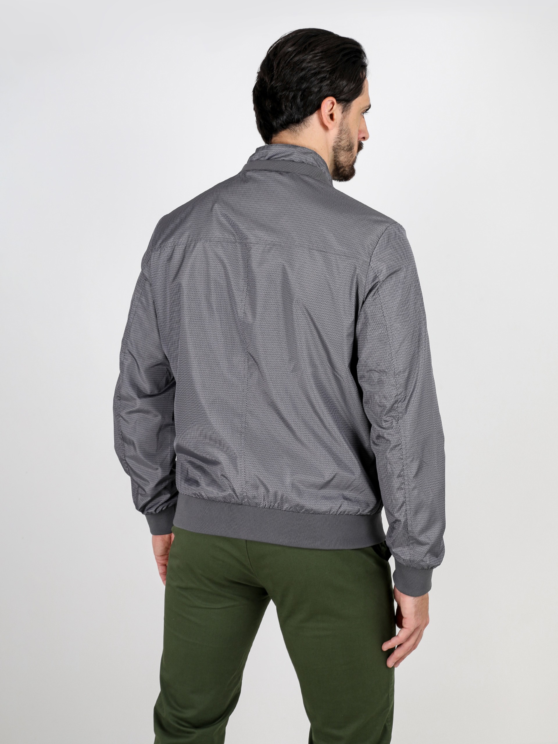 Chaqueta técnica ligera con estampado