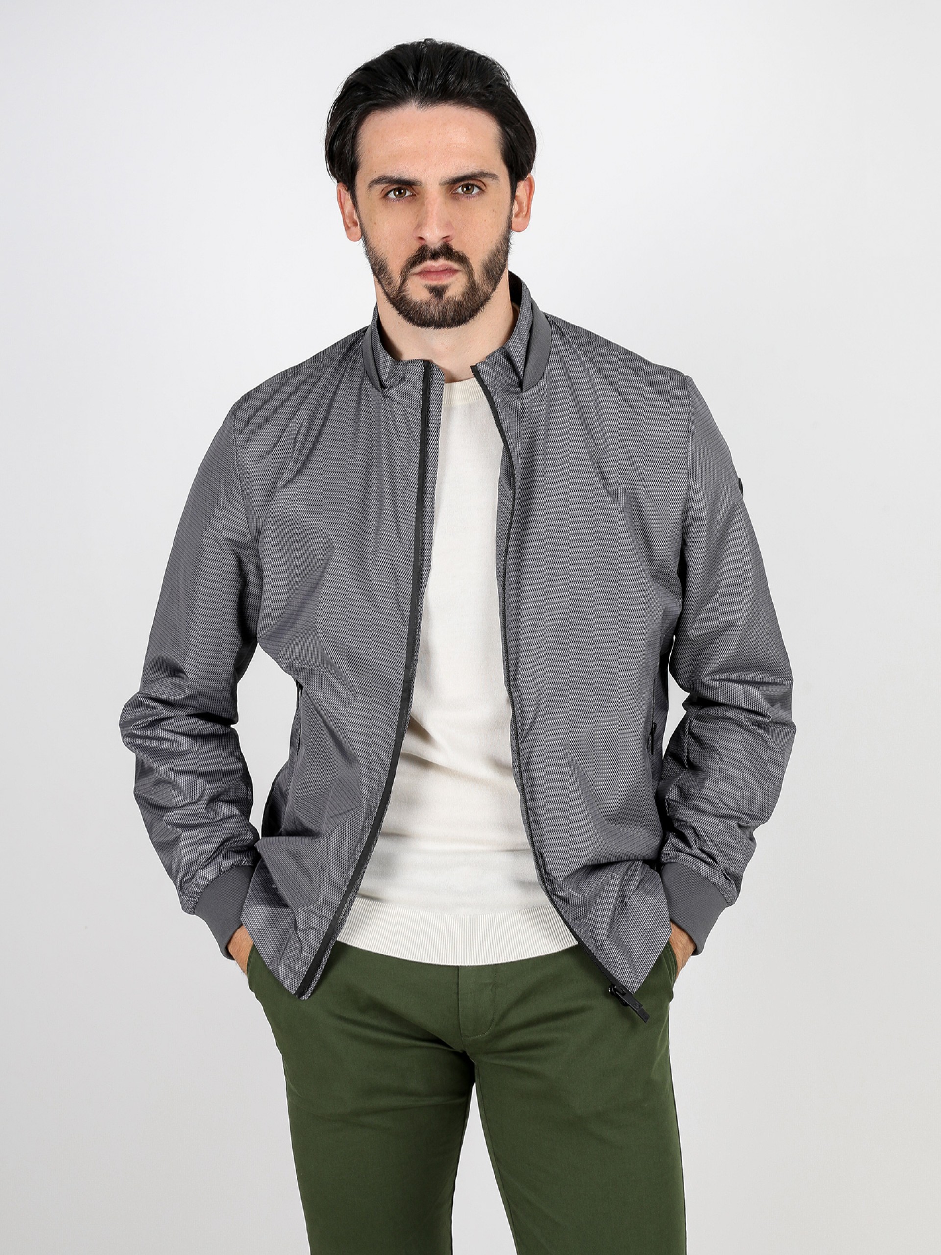 Chaqueta técnica ligera con estampado