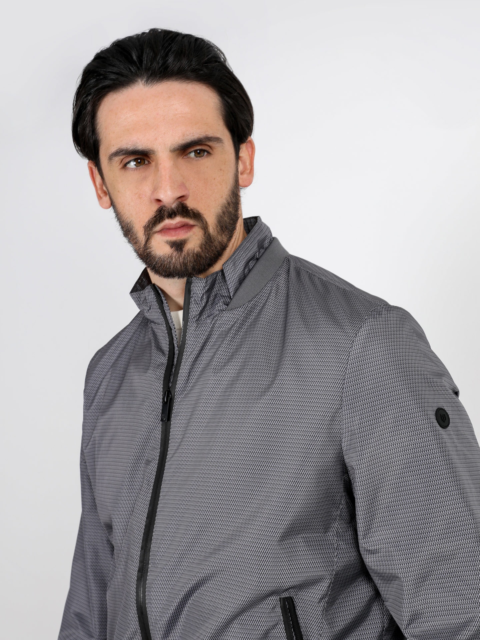 Chaqueta técnica ligera con estampado