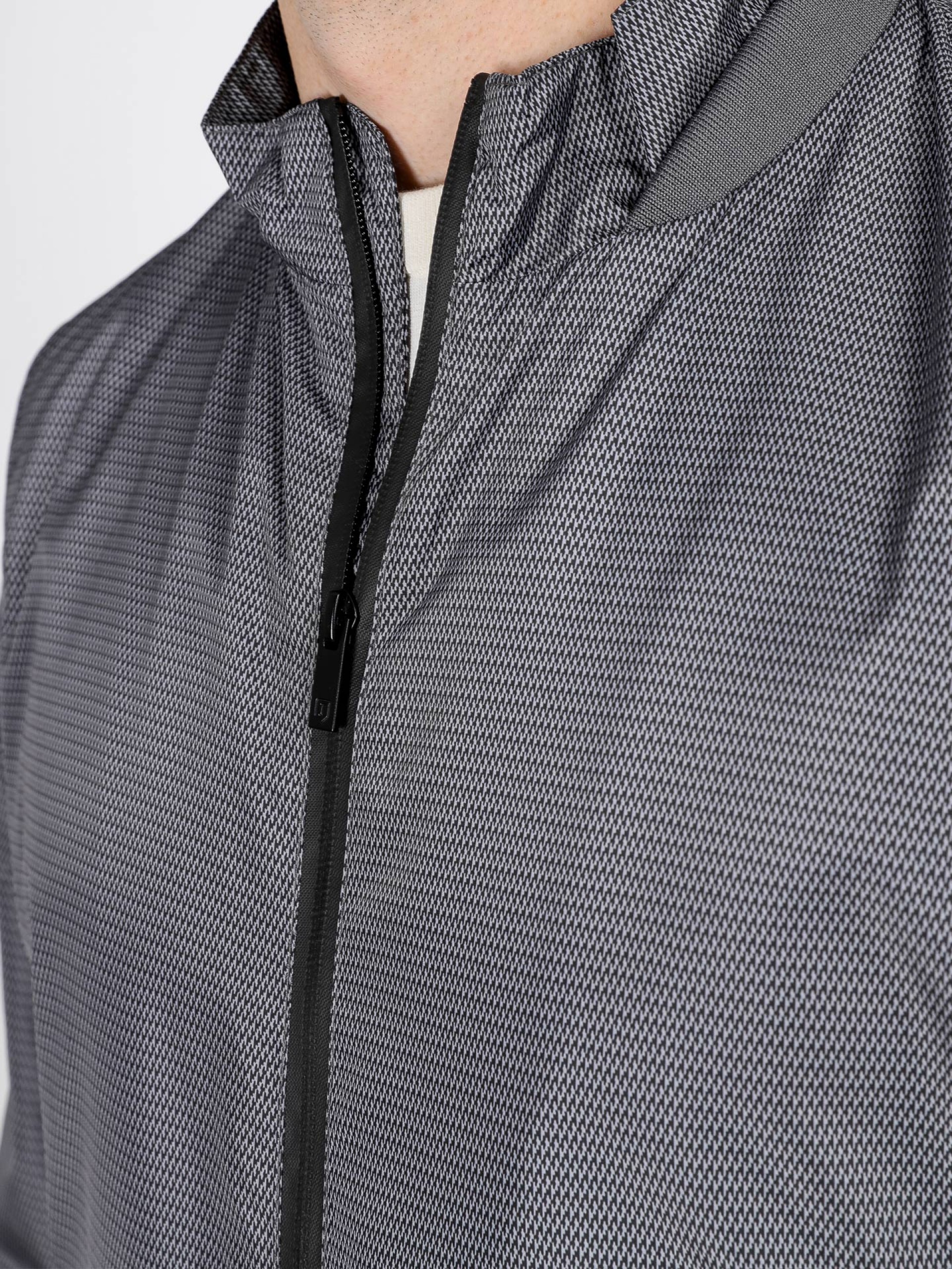 Chaqueta técnica ligera con estampado