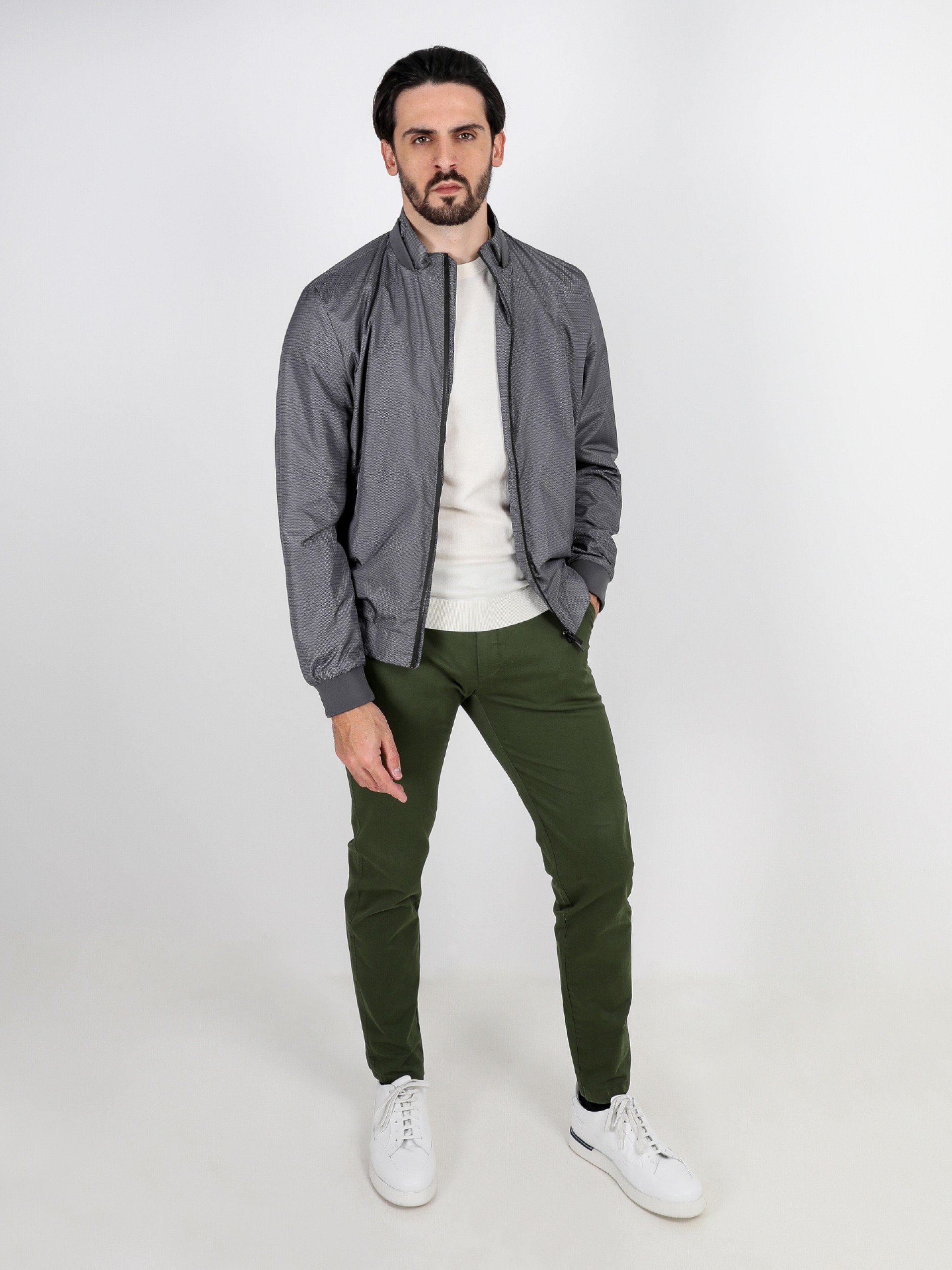 Chaqueta técnica ligera con estampado