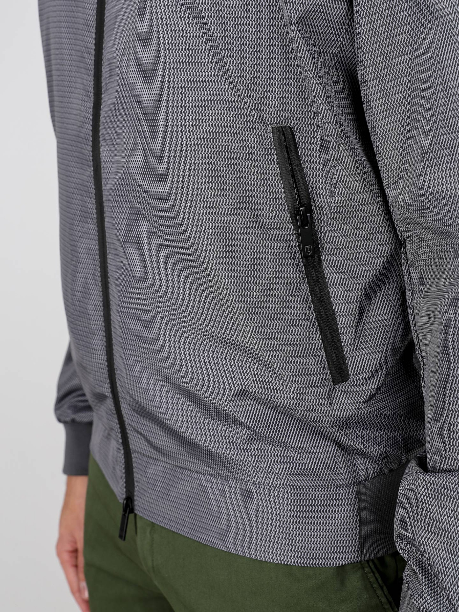 Chaqueta técnica ligera con estampado