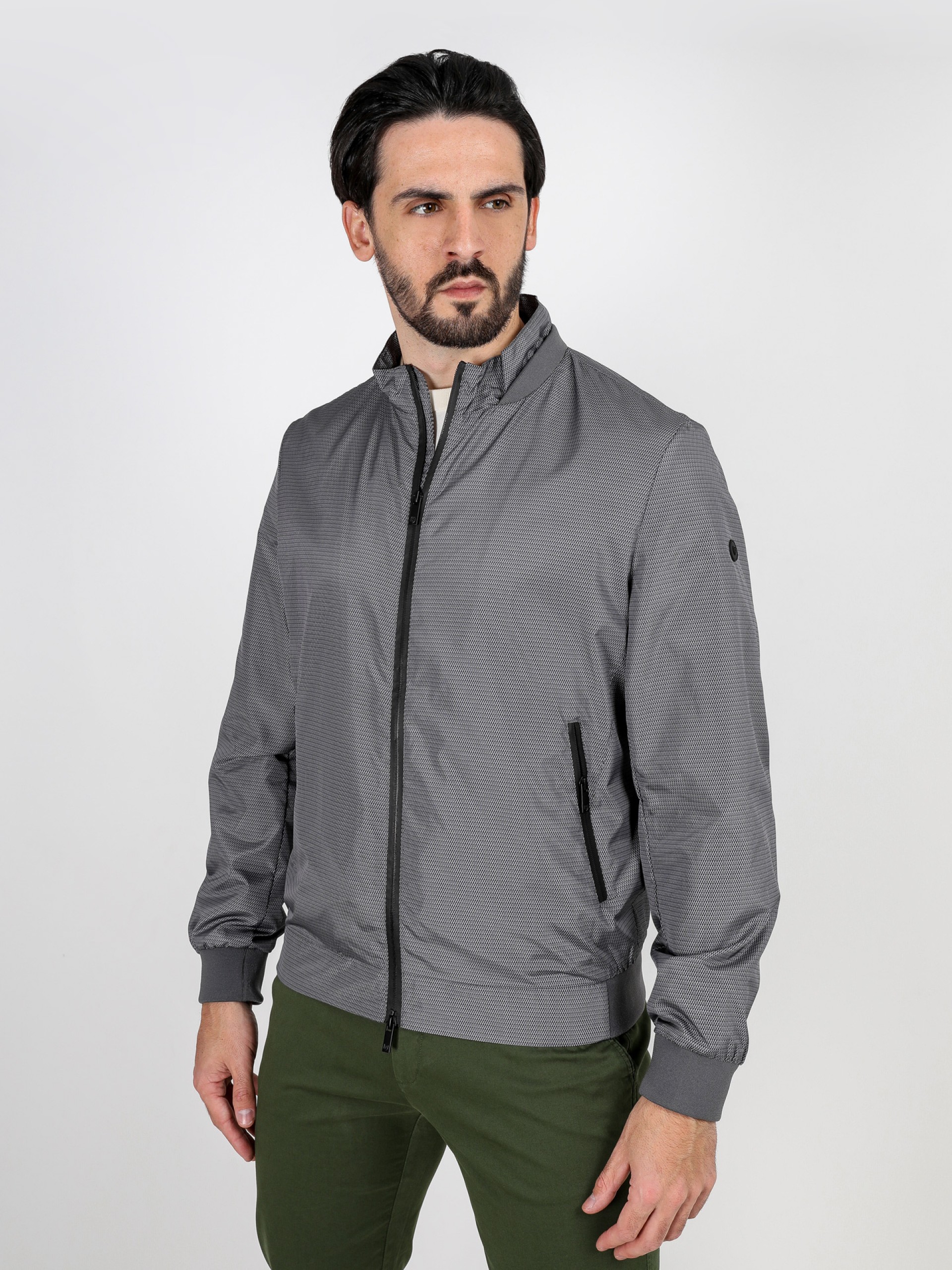 Chaqueta técnica ligera con estampado