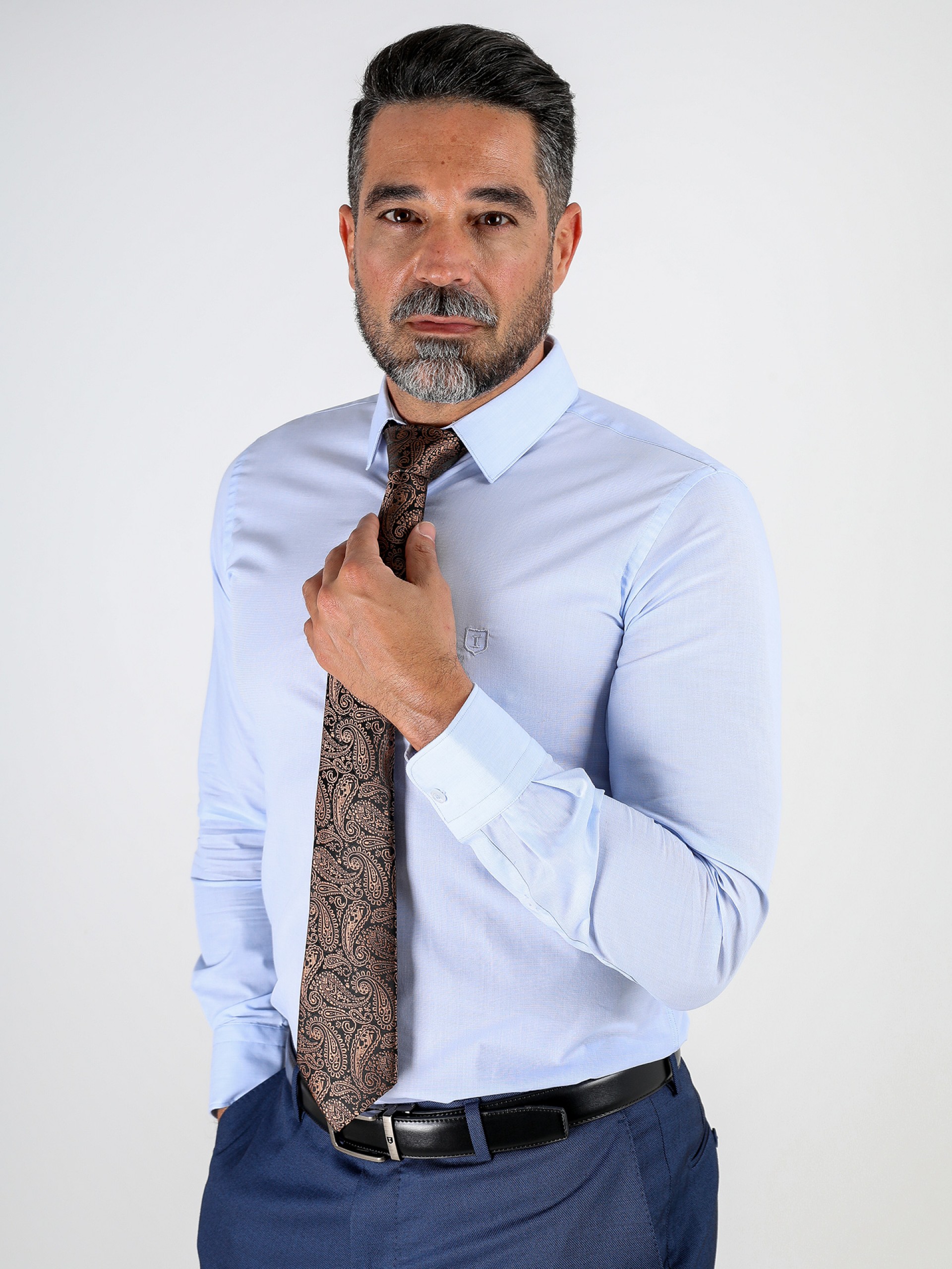 Camisa clásica slim fit con bordado