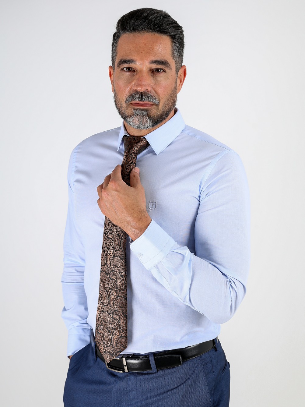 Classic slim fit shirt with embroidery