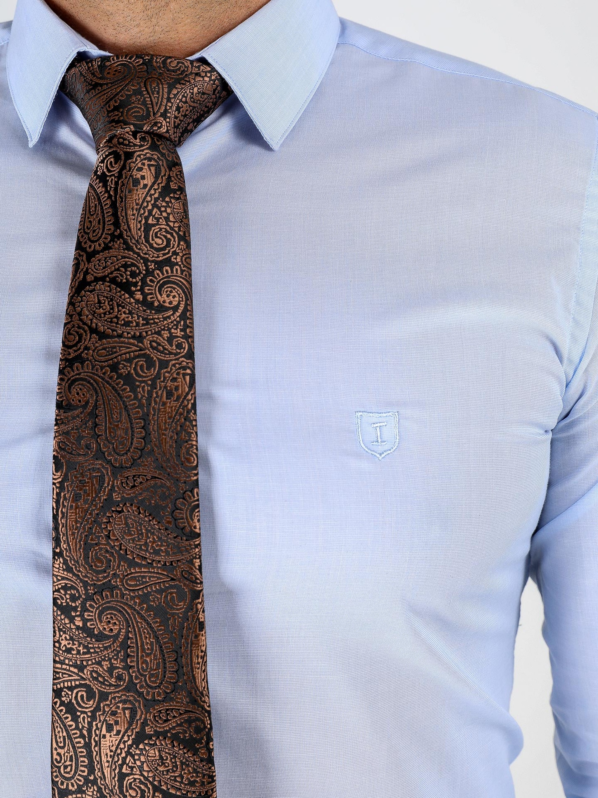 Camisa clásica slim fit con bordado