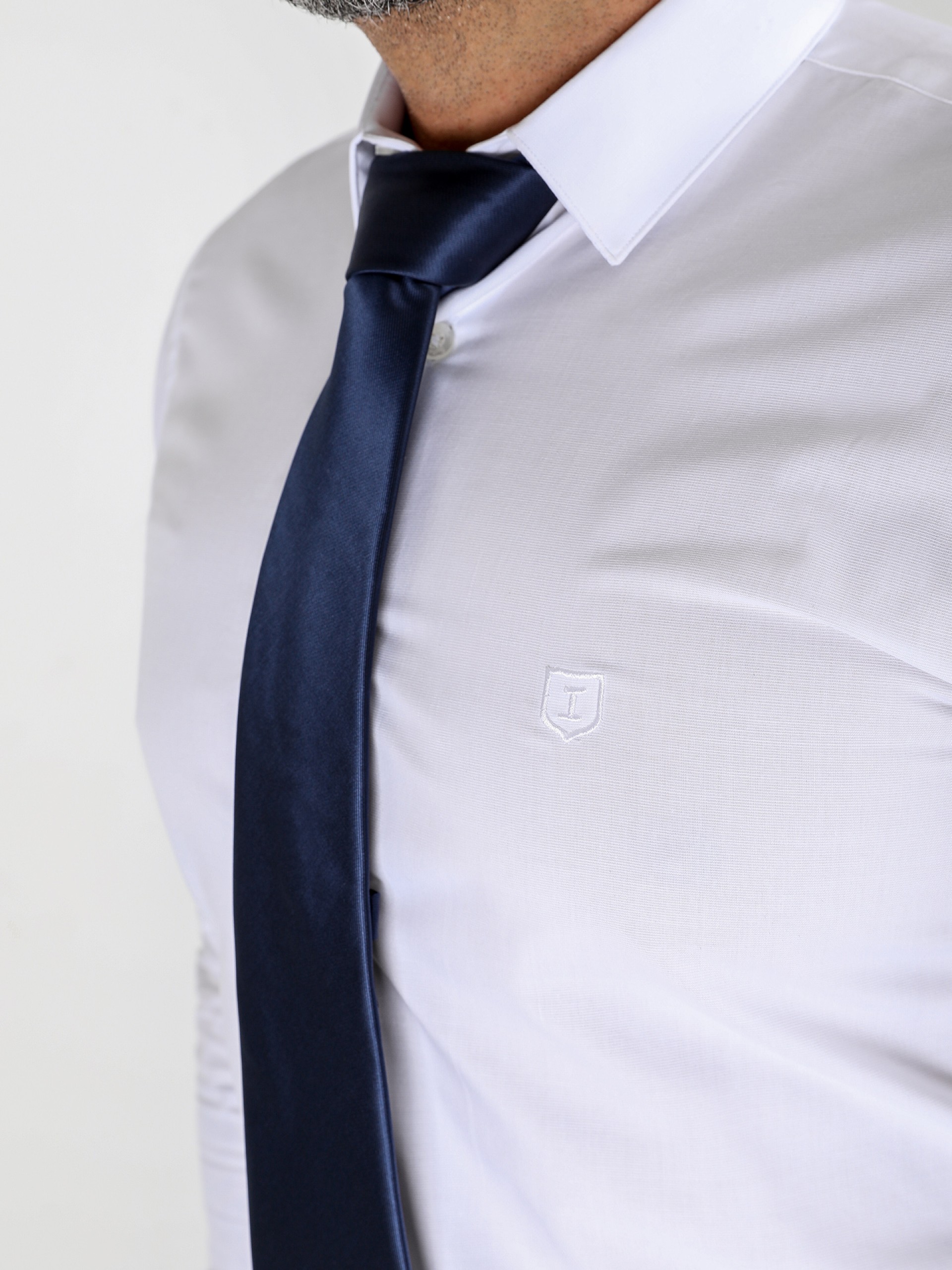 Camisa clássica slim fit com bordado