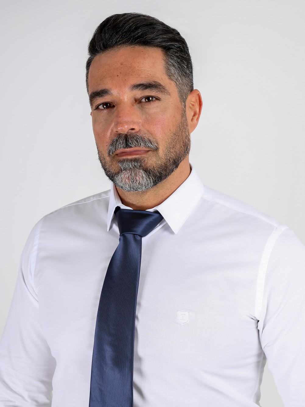 Camisa clásica slim fit con bordado