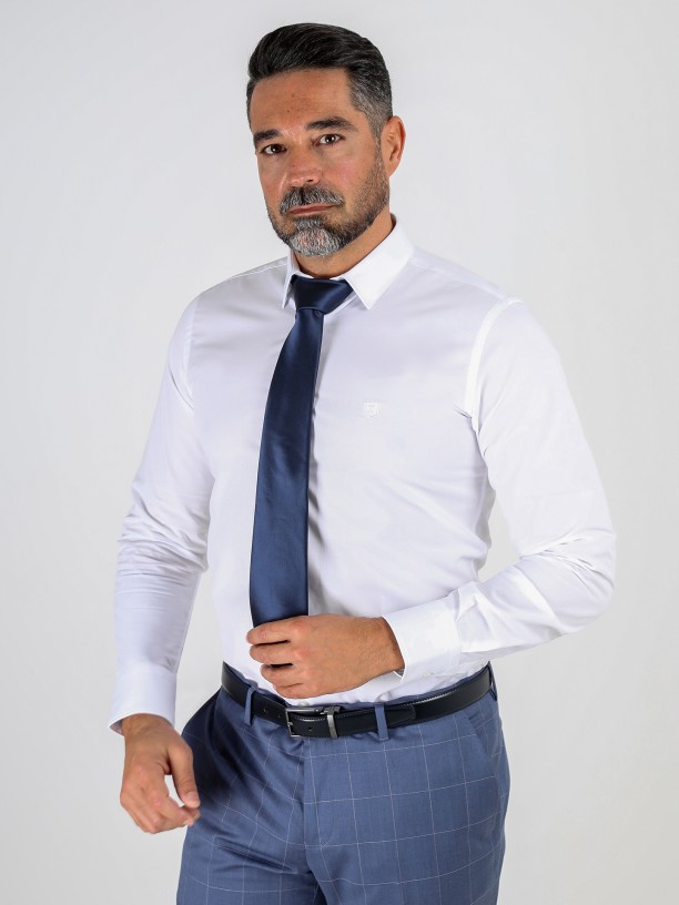 Camisa clssica slim fit com bordado