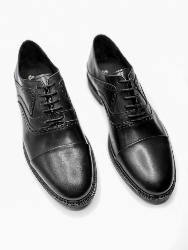 Sapato elegante de pele picado Sapato elegante de pele picado